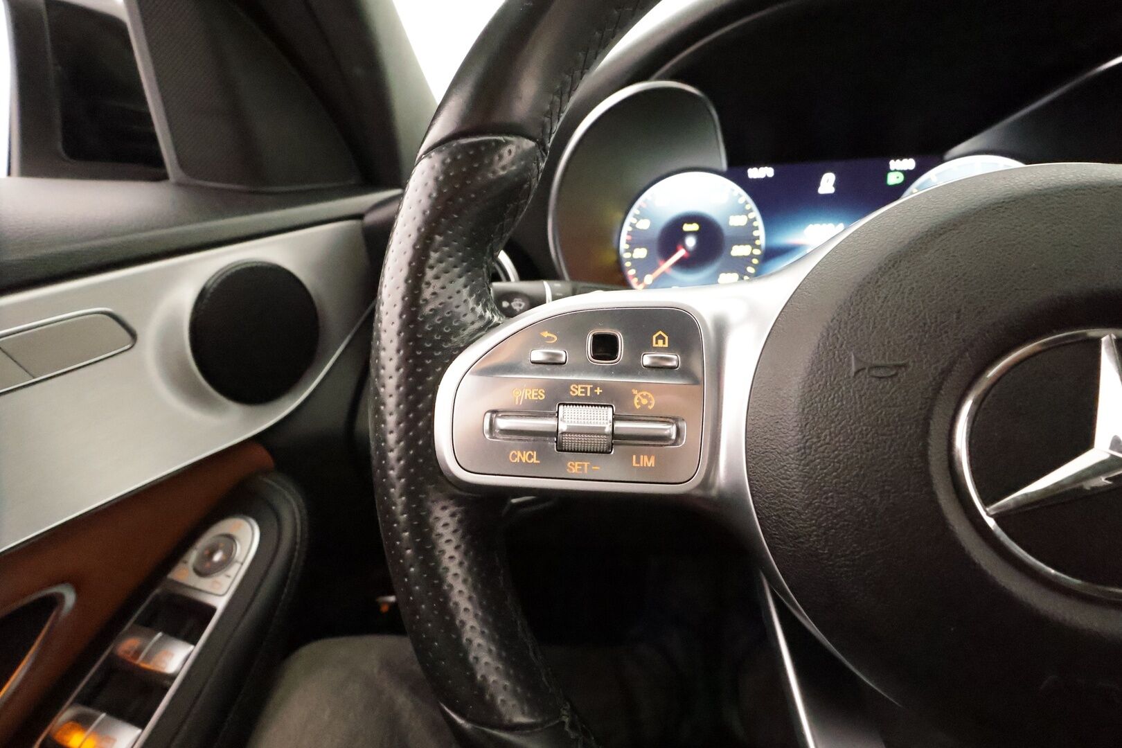 Mercedes-Benz C 2019 180 A Business AMG **Facelift / Digimittaristo / Night-paketti / Ruskeat sporttinahat / P.kamera** - Suomi-auto / LED High Performance / Navi
