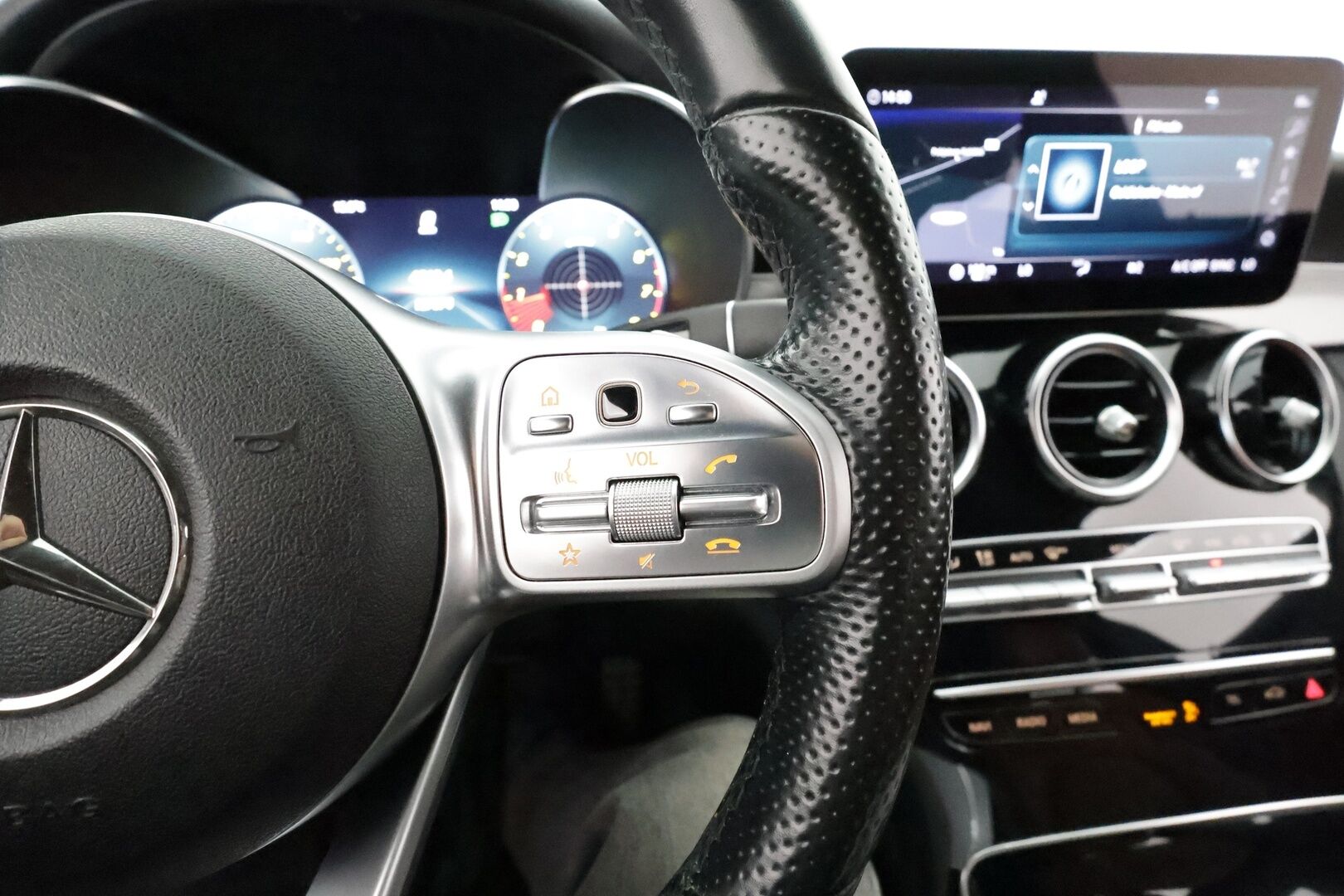 Mercedes-Benz C 2019 180 A Business AMG **Facelift / Digimittaristo / Night-paketti / Ruskeat sporttinahat / P.kamera** - Suomi-auto / LED High Performance / Navi