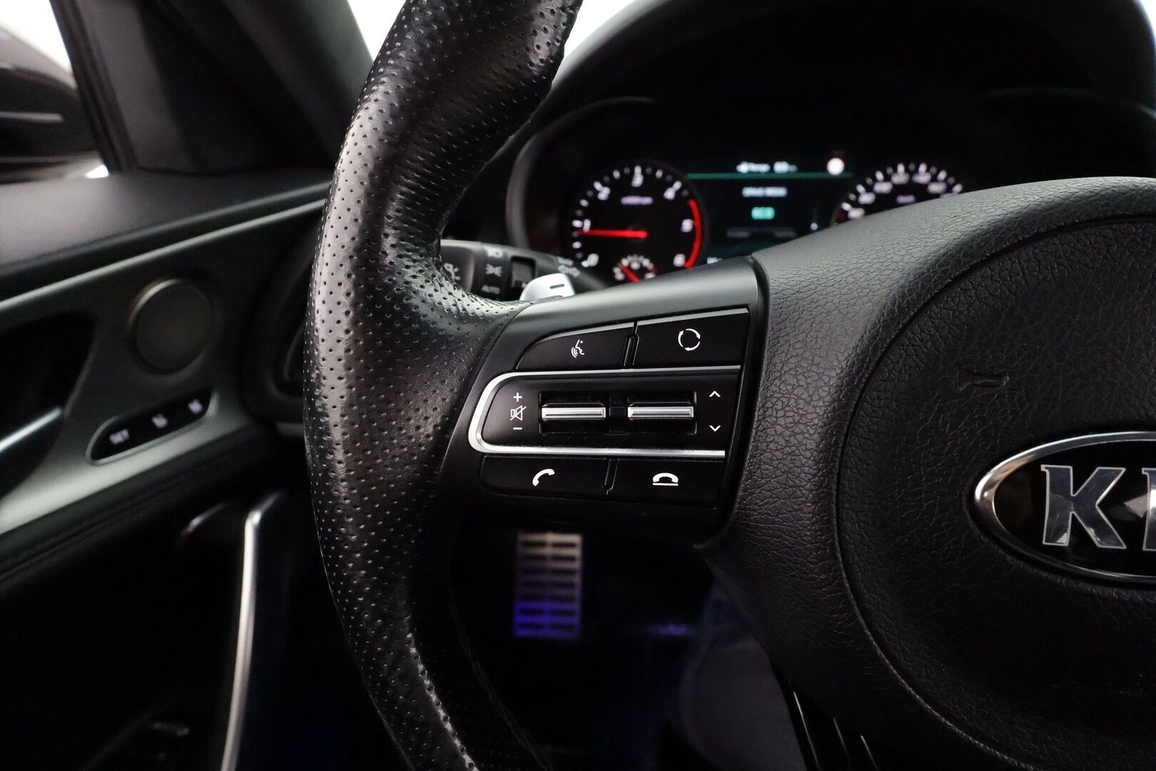 Kia Stinger 2020 2,2 CRDi SCR RWD GT-Line Edition A/T * Adapt.Vakkari / HUD / Ilmastoidut Nahat / Peruutuskamera / KeylessGo / LED / Muistipenkki - Suomiauto / Lohko & Sisäpistoke / Merkkihuollettu!