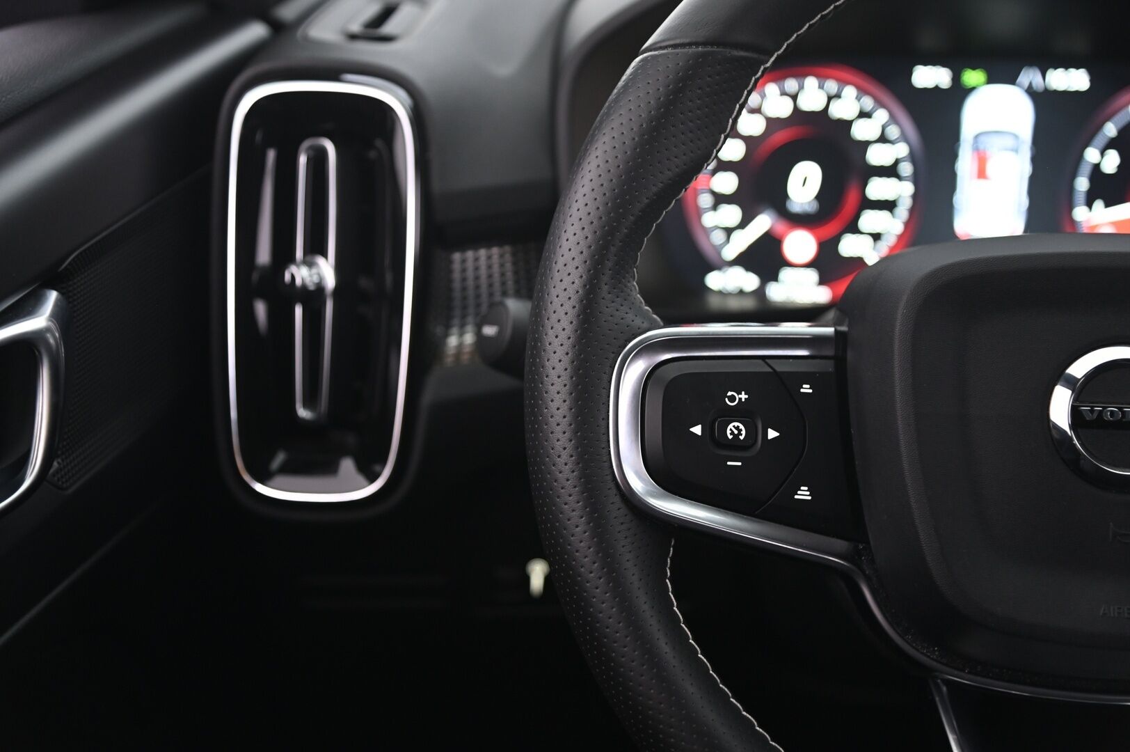 Volvo XC40 2019 T4 R-Design aut - ACC | P-kamera | BLIS | Keyless | 1-omisteinen | Suomi-auto | Mustasisäkatto | 2x Renkaat & vanteet | 2x Avain 