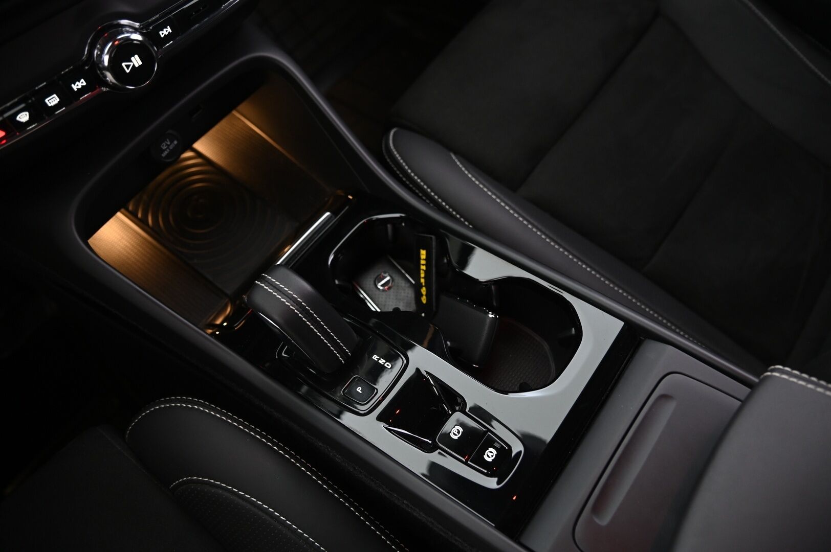 Volvo XC40 2019 T4 R-Design aut - ACC | P-kamera | BLIS | Keyless | 1-omisteinen | Suomi-auto | Mustasisäkatto | 2x Renkaat & vanteet | 2x Avain 