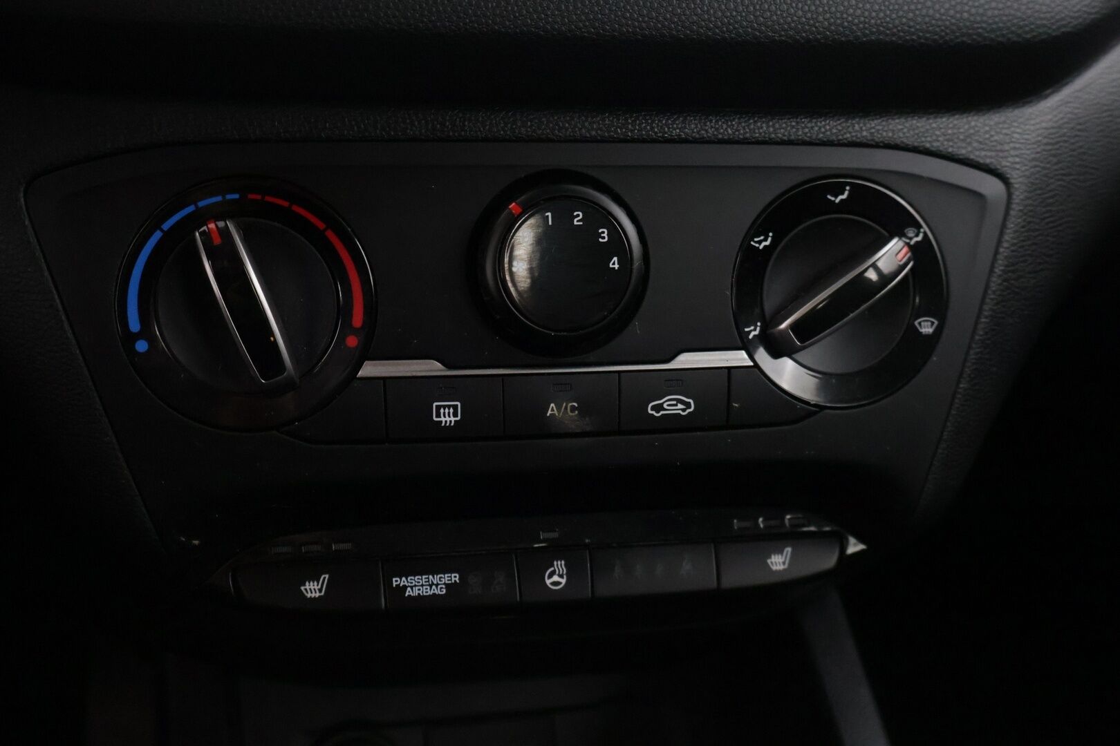 Hyundai i20 Hatchback 2019 1,0 T-GDI 100 hv 5MT Fresh W * Ratinlämmitin / AUX / Lohkolämmitin * - * 1-om Suomi-auto / Merkkiliikkeen huoltokirja * - HULLUT BLACKWEEK JATKOT - KORKOTARJOUS 2,49%