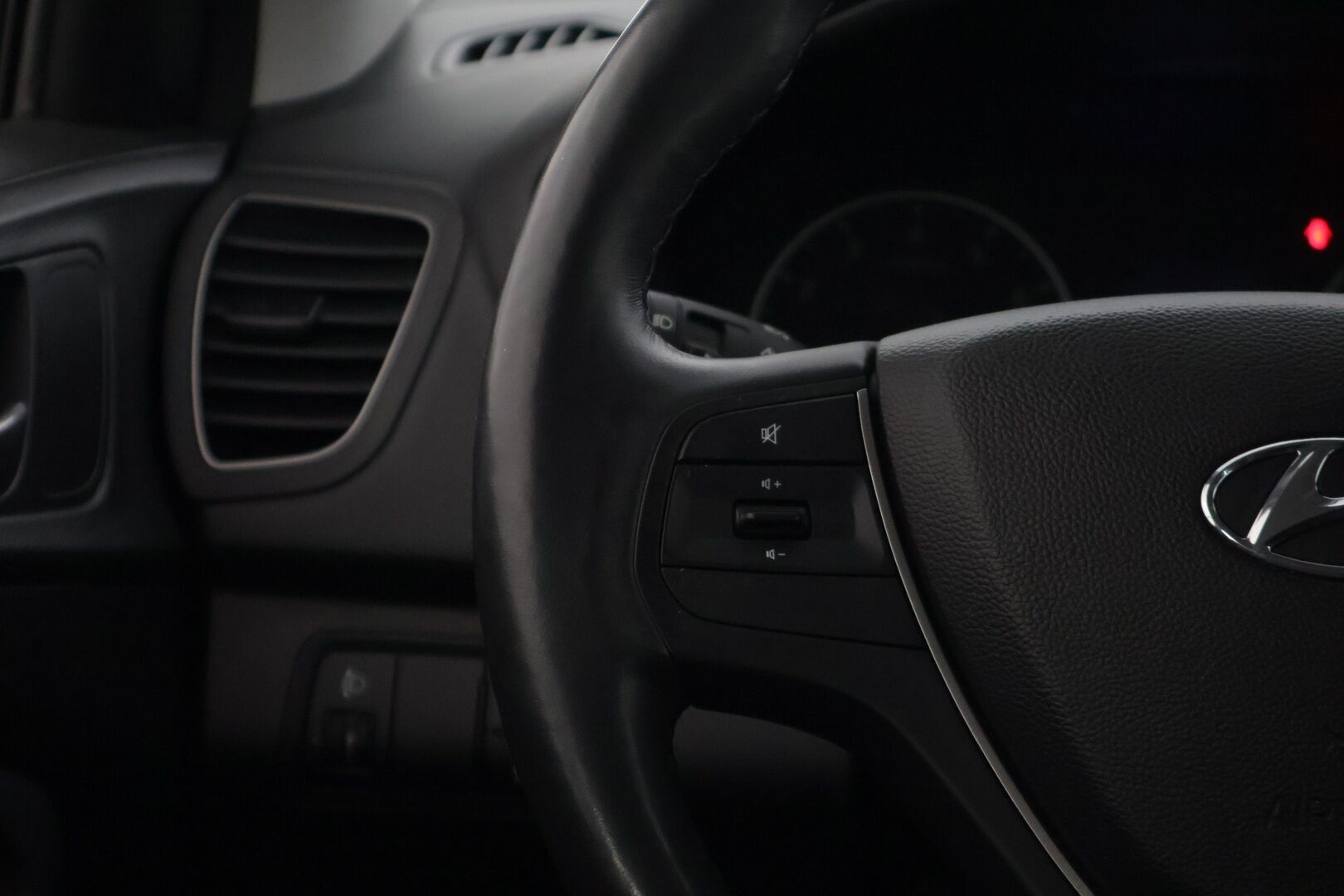 Hyundai i20 Hatchback 2019 1,0 T-GDI 100 hv 5MT Fresh W * Ratinlämmitin / AUX / Lohkolämmitin * - * 1-om Suomi-auto / Merkkiliikkeen huoltokirja *