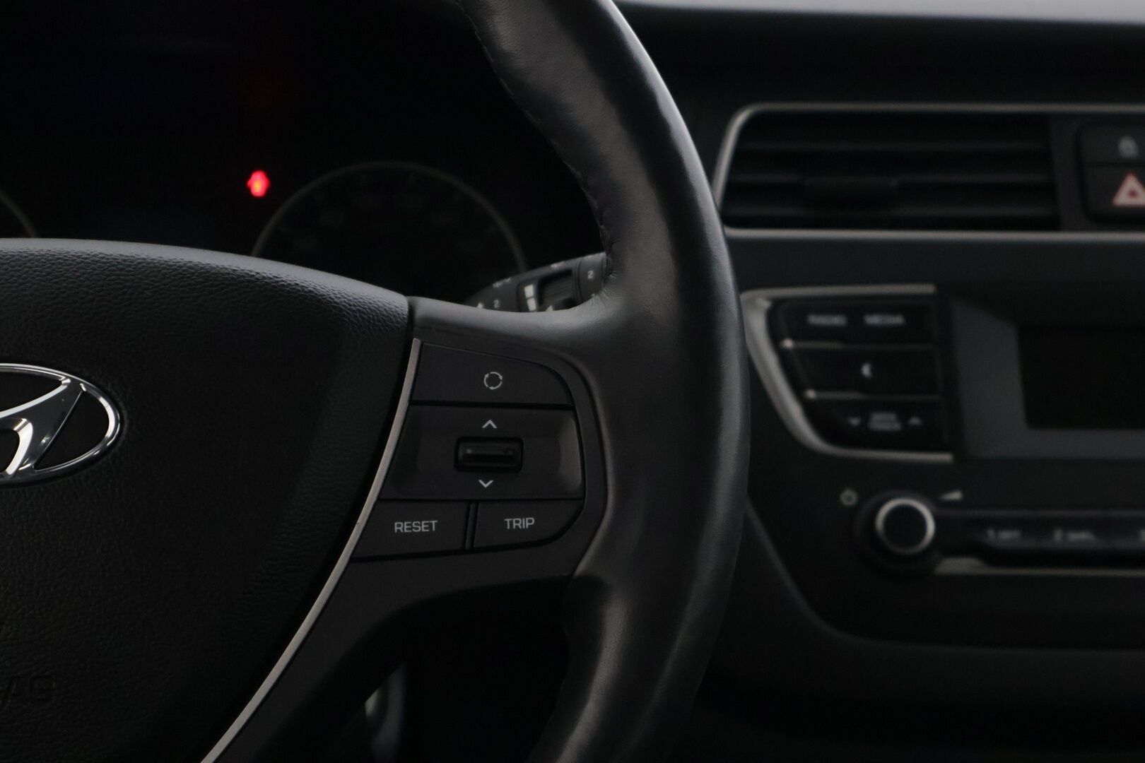 Hyundai i20 Hatchback 2019 1,0 T-GDI 100 hv 5MT Fresh W * Ratinlämmitin / AUX / Lohkolämmitin * - * 1-om Suomi-auto / Merkkiliikkeen huoltokirja *