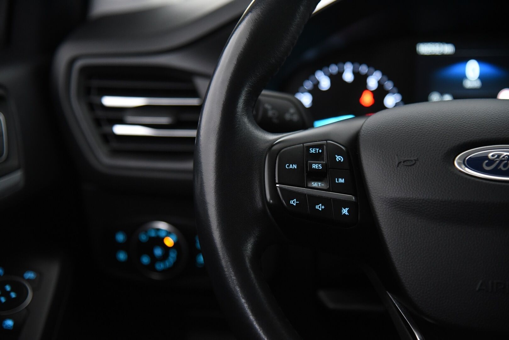 Ford Focus 2018 1,0 EcoBoost 125 hv M6 Trend 5-ovinen  / Kaistavahti / Vakkari / Ratinlämmitys / Tutkat / Apple&Android - Facelift malli! / Siisti Suomi-auto kaksilla hyvillä renkailla! / Ketju vaihdettu!
