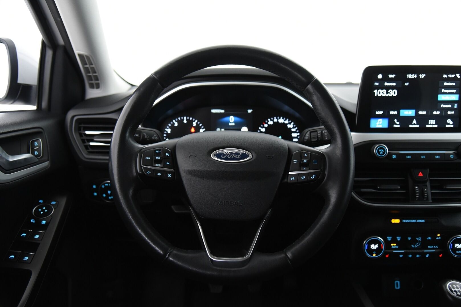 Ford Focus 2018 1,0 EcoBoost 125 hv M6 Trend 5-ovinen  / Kaistavahti / Vakkari / Ratinlämmitys / Tutkat / Apple&Android - Facelift malli! / Siisti Suomi-auto kaksilla hyvillä renkailla! / Ketju vaihdettu!