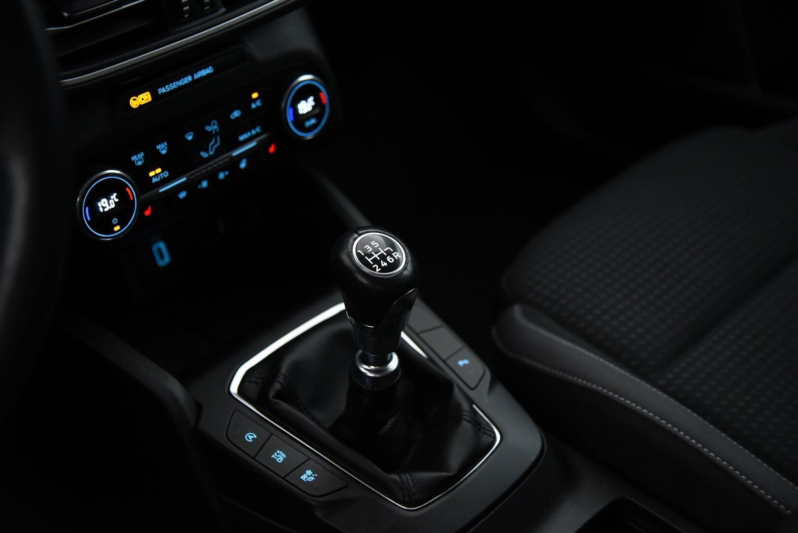 Ford Focus 2018 1,0 EcoBoost 125 hv M6 Trend 5-ovinen  / Kaistavahti / Vakkari / Ratinlämmitys / Tutkat / Apple&Android - Facelift malli! / Siisti Suomi-auto kaksilla hyvillä renkailla! / Ketju vaihdettu!