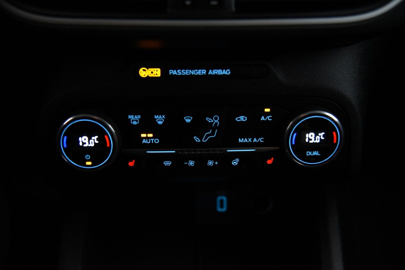 Ford Focus 2018 1,0 EcoBoost 125 hv M6 Trend 5-ovinen  / Kaistavahti / Vakkari / Ratinlämmitys / Tutkat / Apple&Android - Facelift malli! / Siisti Suomi-auto kaksilla hyvillä renkailla! / Ketju vaihdettu!