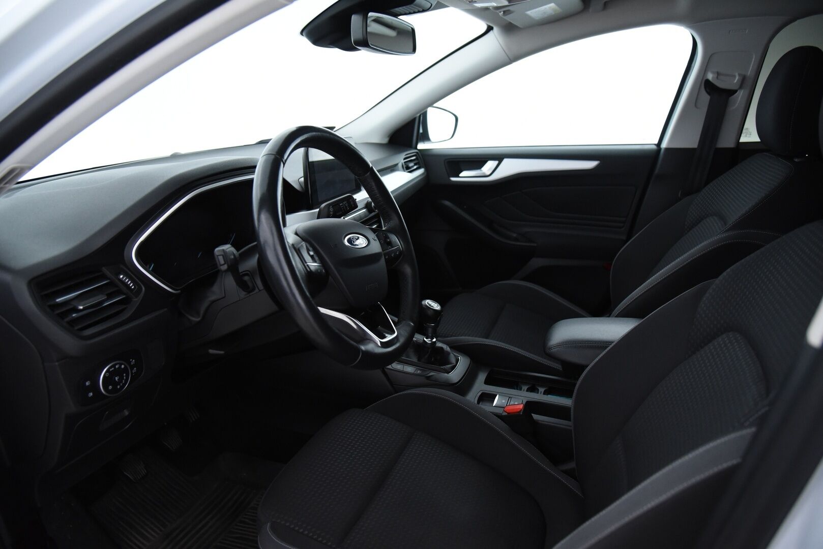 Ford Focus 2018 1,0 EcoBoost 125 hv M6 Trend 5-ovinen  / Kaistavahti / Vakkari / Ratinlämmitys / Tutkat / Apple&Android - Facelift malli! / Siisti Suomi-auto kaksilla hyvillä renkailla! / Ketju vaihdettu!