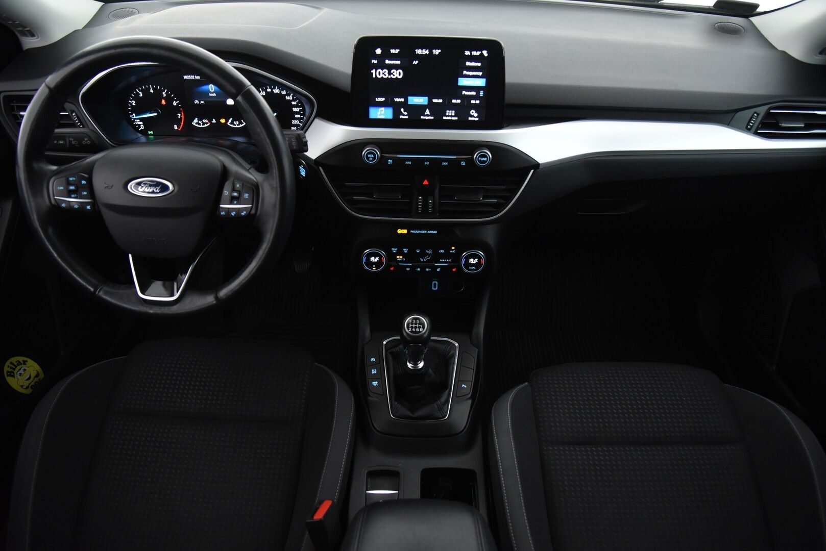 Ford Focus 2018 1,0 EcoBoost 125 hv M6 Trend 5-ovinen  / Kaistavahti / Vakkari / Ratinlämmitys / Tutkat / Apple&Android - Facelift malli! / Siisti Suomi-auto kaksilla hyvillä renkailla! / Ketju vaihdettu!