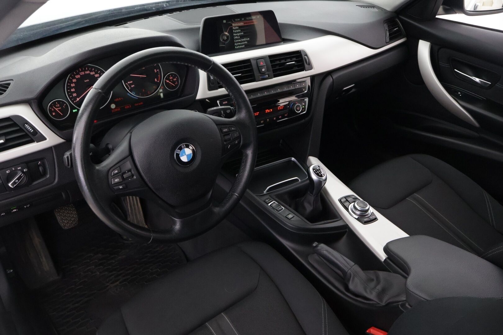 BMW 320 2016 F31 Touring 320d TwinPower Turbo * Hifi / LED / Keyless / P-Kamera / Navi * - * Kahdet renkaat / Särmä historia *