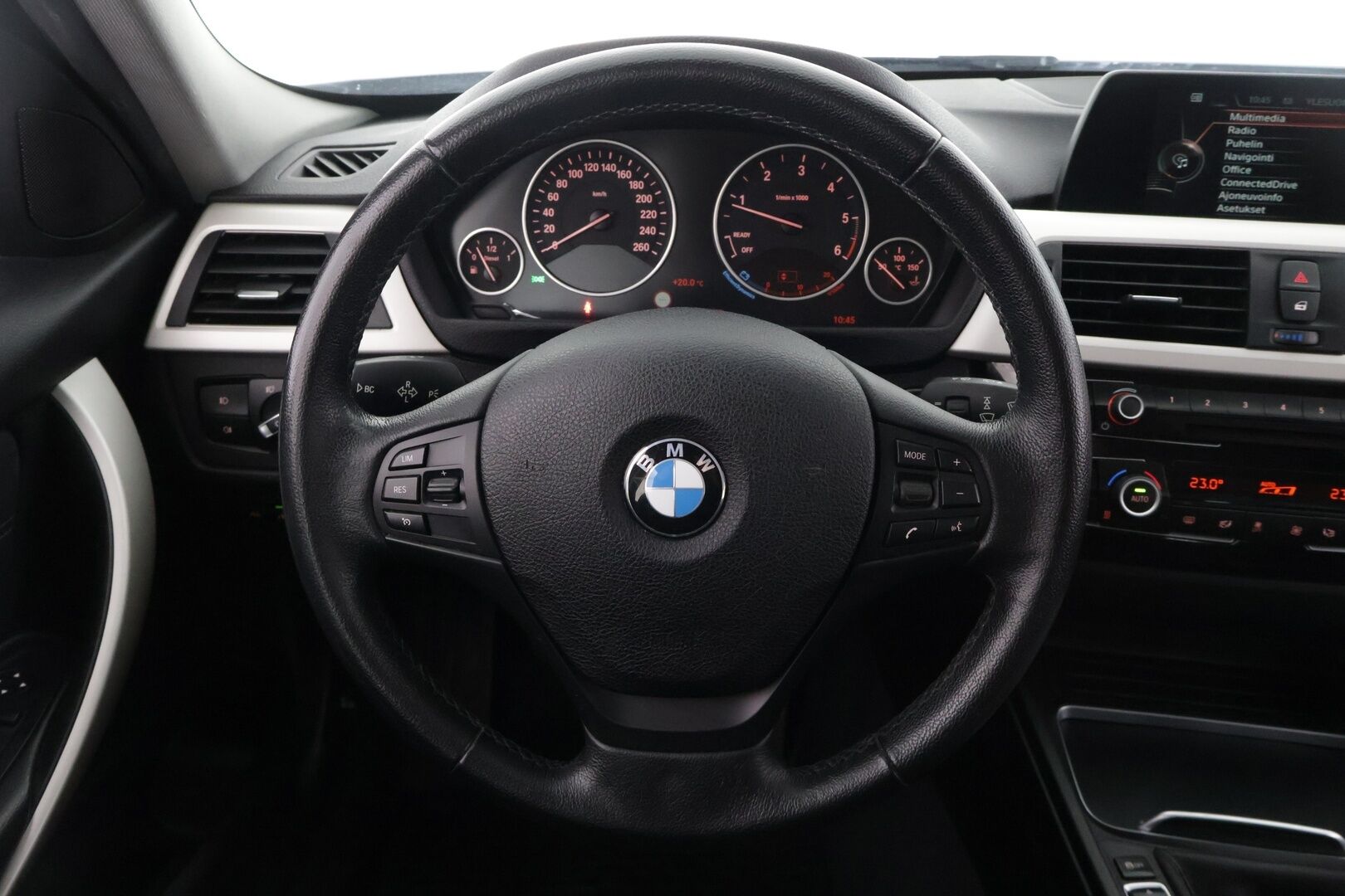 BMW 320 2016 F31 Touring 320d TwinPower Turbo * Hifi / LED / Keyless / P-Kamera / Navi * - * Kahdet renkaat / Särmä historia *