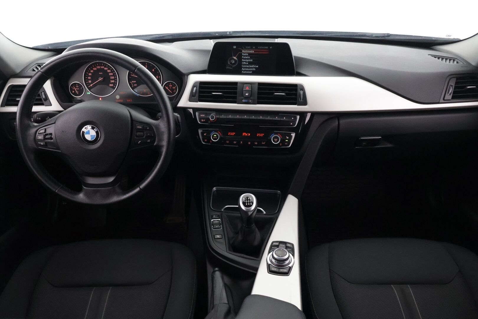 BMW 320 2016 F31 Touring 320d TwinPower Turbo * Hifi / LED / Keyless / P-Kamera / Navi * - * Kahdet renkaat / Särmä historia *