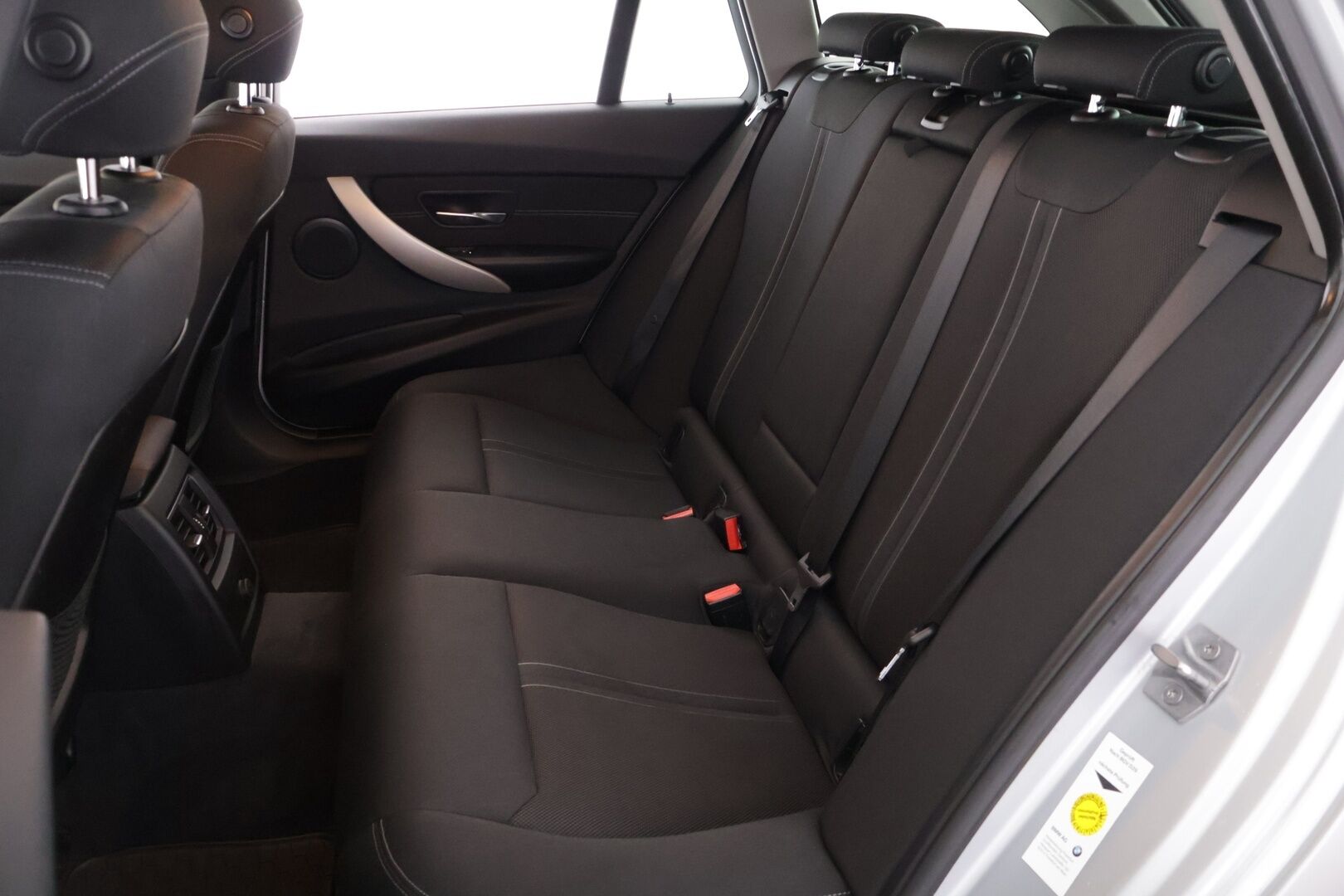 BMW 320 2016 F31 Touring 320d TwinPower Turbo * Hifi / LED / Keyless / P-Kamera / Navi * - * Kahdet renkaat / Särmä historia *