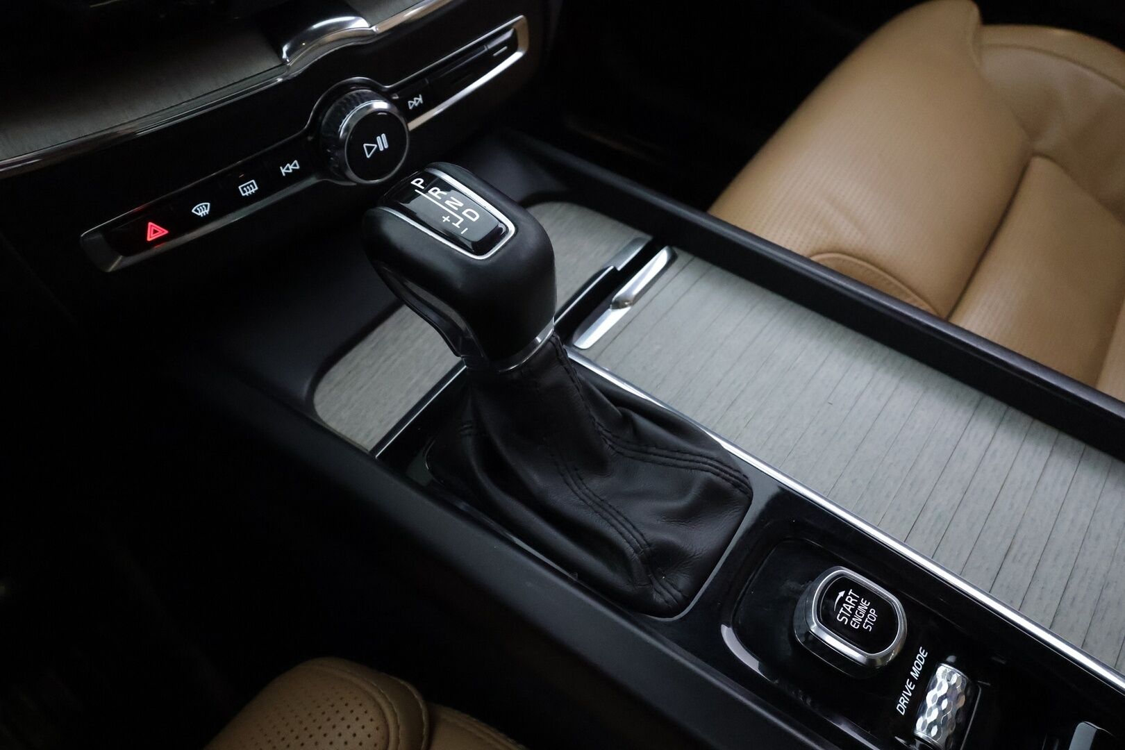 Volvo XC60 2019 D4 AWD Business Inscription aut * Pilot assist / Webasto / Koukku / Ilmastoidut muistipenkit / Panorama / Koukku / Full-LED / P.Kamera * - Suomi-auto / Kahdet Renkaat