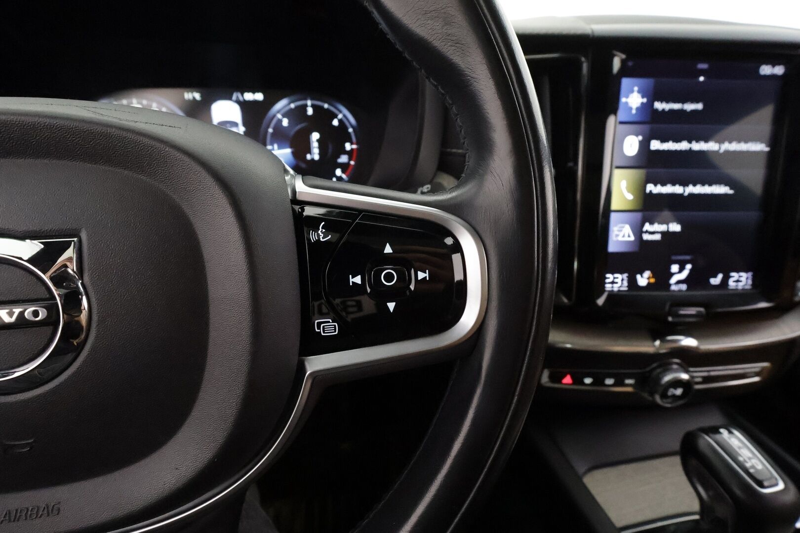 Volvo XC60 2019 D4 AWD Business Inscription aut * Pilot assist / Webasto / Koukku / Ilmastoidut muistipenkit / Panorama / Koukku / Full-LED / P.Kamera * - Suomi-auto / Kahdet Renkaat - HULLUT AVAJAISHULINAT KORKOTARJOUS 3,29 %