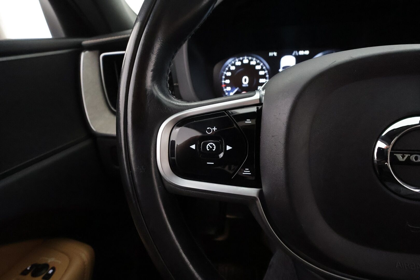 Volvo XC60 2019 D4 AWD Business Inscription aut * Pilot assist / Webasto / Koukku / Ilmastoidut muistipenkit / Panorama / Koukku / Full-LED / P.Kamera * - Suomi-auto / Kahdet Renkaat