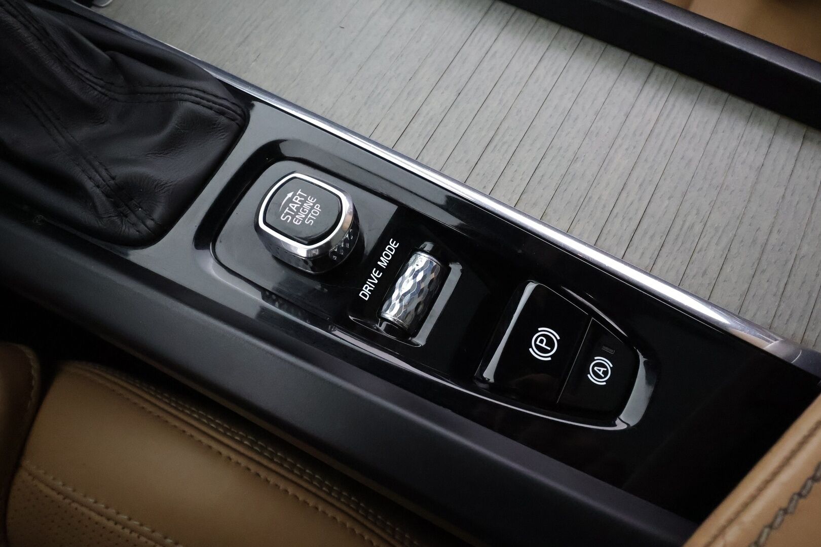 Volvo XC60 2019 D4 AWD Business Inscription aut - Pilot assist|/ Webasto | Koukku | Ilmastoidut muistipenkit | Panorama | Koukku | Full-LED | P.Kamera | 2x renkaat& Volvon alumiinivanteet