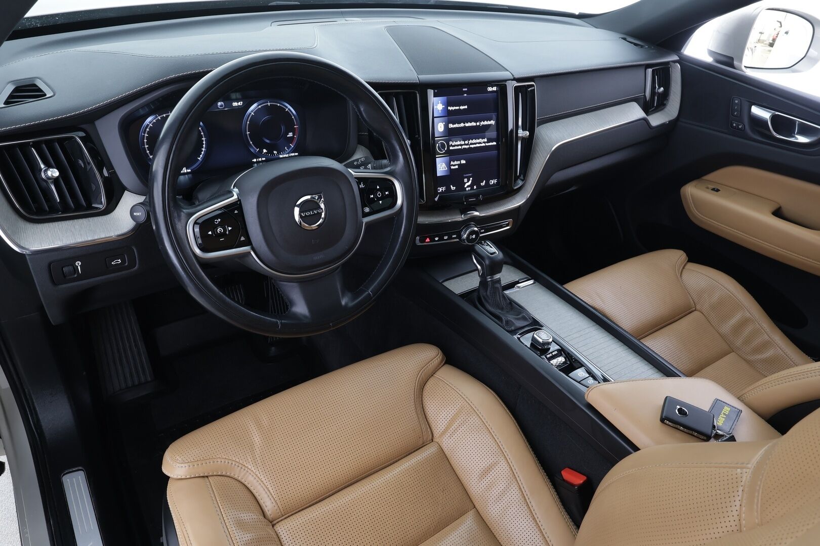 Volvo XC60 2019 D4 AWD Business Inscription aut * Pilot assist / Webasto / Koukku / Ilmastoidut muistipenkit / Panorama / Koukku / Full-LED / P.Kamera * - Suomi-auto / Kahdet Renkaat