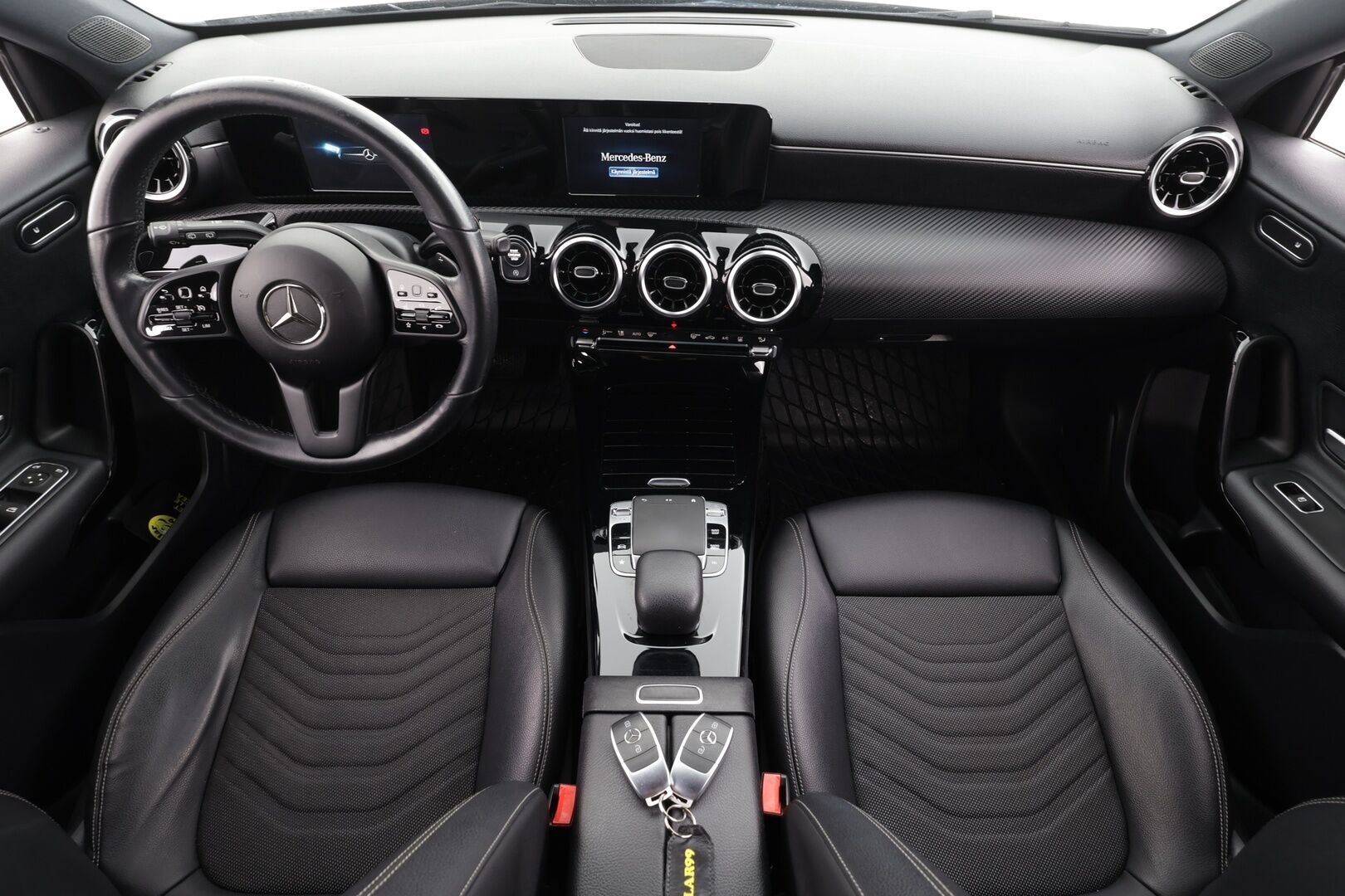 Mercedes-Benz A 2019 180 A Business Style * Suomiauto / Webasto / LED High Perf / Puolinahkasisusta / Peruutuskamera / Vakkari / Apple&Android - Kahdet renkaat aluvanteilla