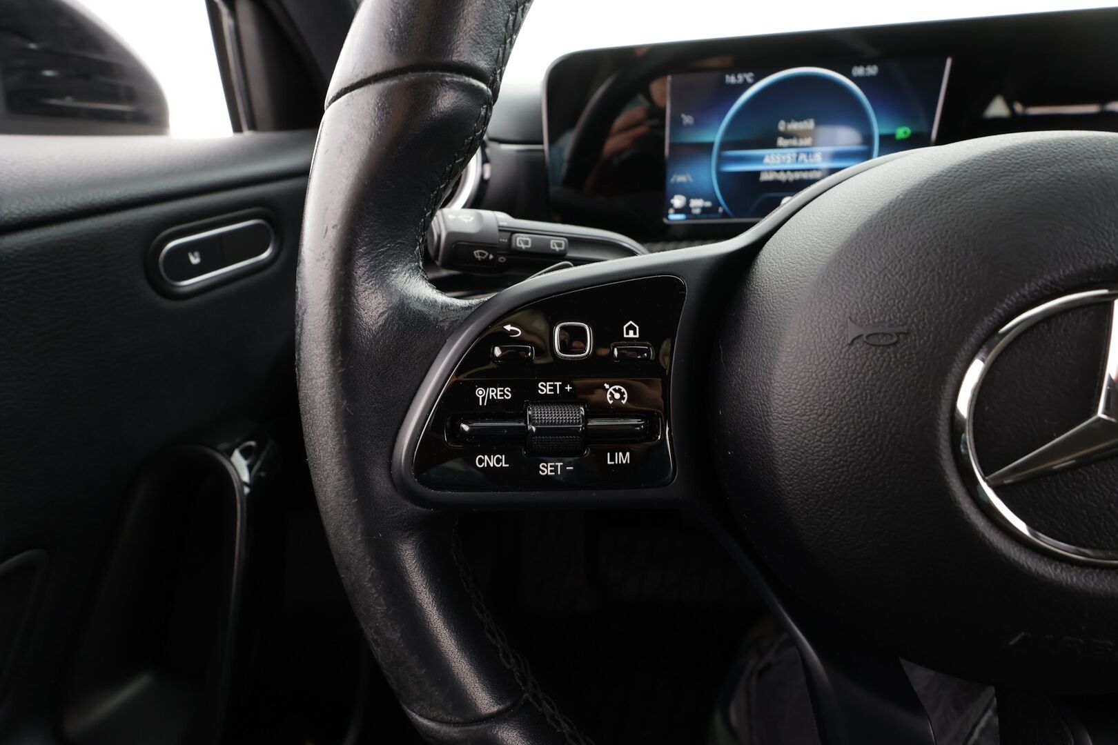 Mercedes-Benz A 2019 180 A Business Style * Suomiauto / Webasto / LED High Perf / Puolinahkasisusta / Peruutuskamera / Vakkari / Apple&Android - Kahdet renkaat aluvanteilla