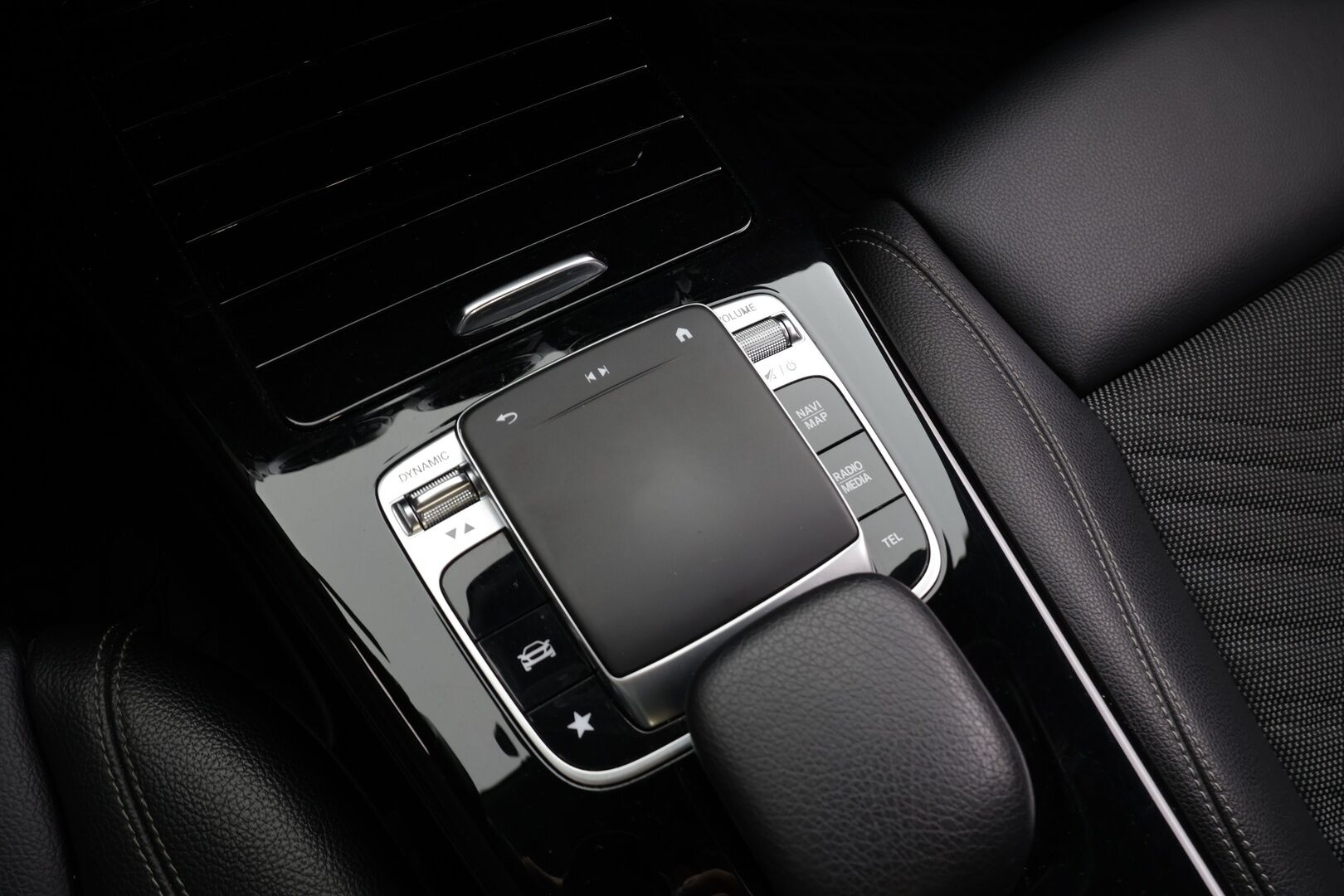 Mercedes-Benz A 2019 180 A Business Style * Suomiauto / Webasto / LED High Perf / Puolinahkasisusta / Peruutuskamera / Vakkari / Apple&Android - Kahdet renkaat aluvanteilla