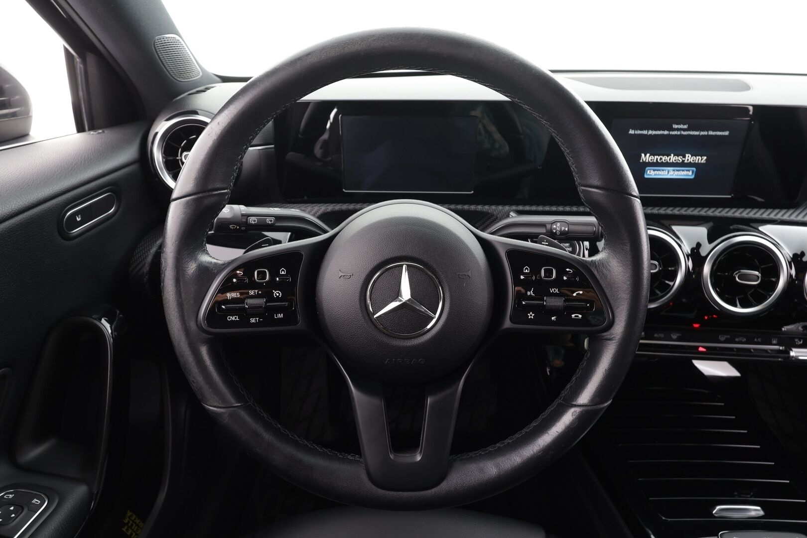 Mercedes-Benz A 2019 180 A Business Style * Suomi-auto / Webasto / Vakkari / P.kamera / LED / Puolinahat / Apple&Android * - Kahdet renkaat aluvanteilla - HULLU BLACKWEEK KORKOTARJOUS 2,49%