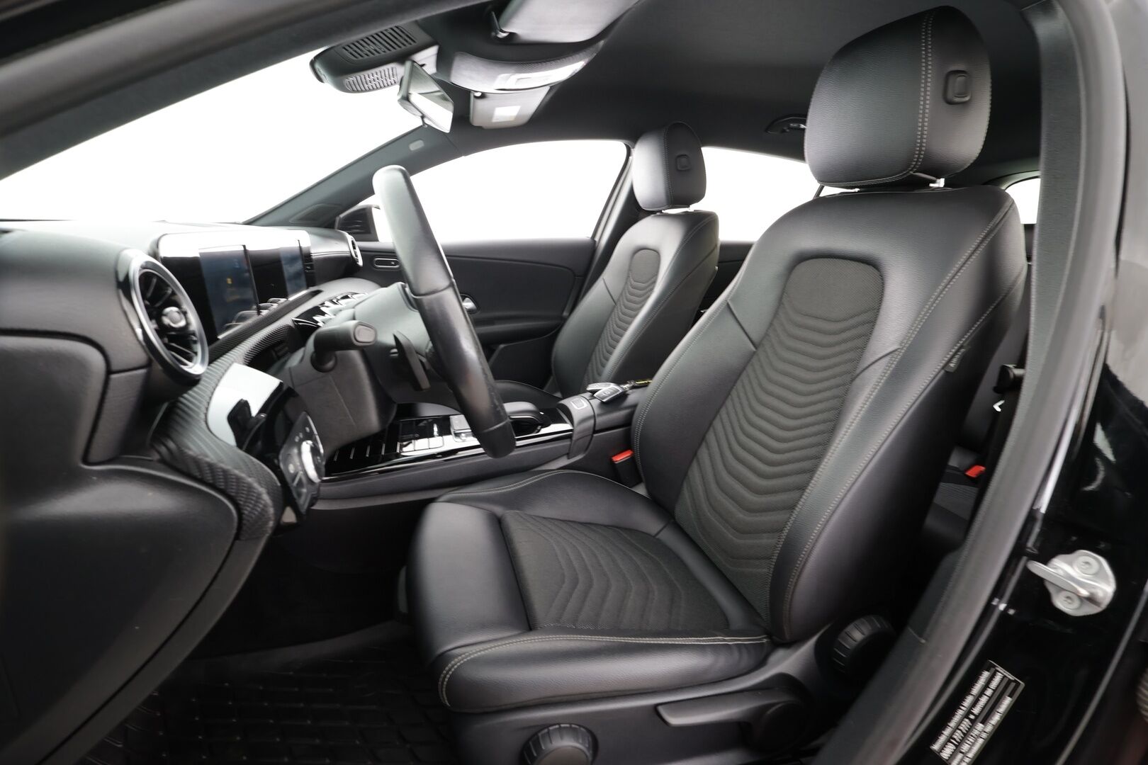 Mercedes-Benz A 2019 180 A Business Style * Suomi-auto / Webasto / Vakkari / P.kamera / LED / Puolinahat / Apple&Android * - Kahdet renkaat aluvanteilla - HULLU BLACKWEEK KORKOTARJOUS 2,49%