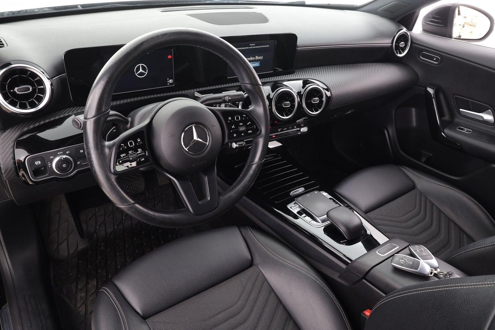 Mercedes-Benz A 2019 180 A Business Style * Suomi-auto / Webasto / Vakkari / P.kamera / LED / Puolinahat / Apple&Android * - Kahdet renkaat aluvanteilla - HULLU BLACKWEEK KORKOTARJOUS 2,49%