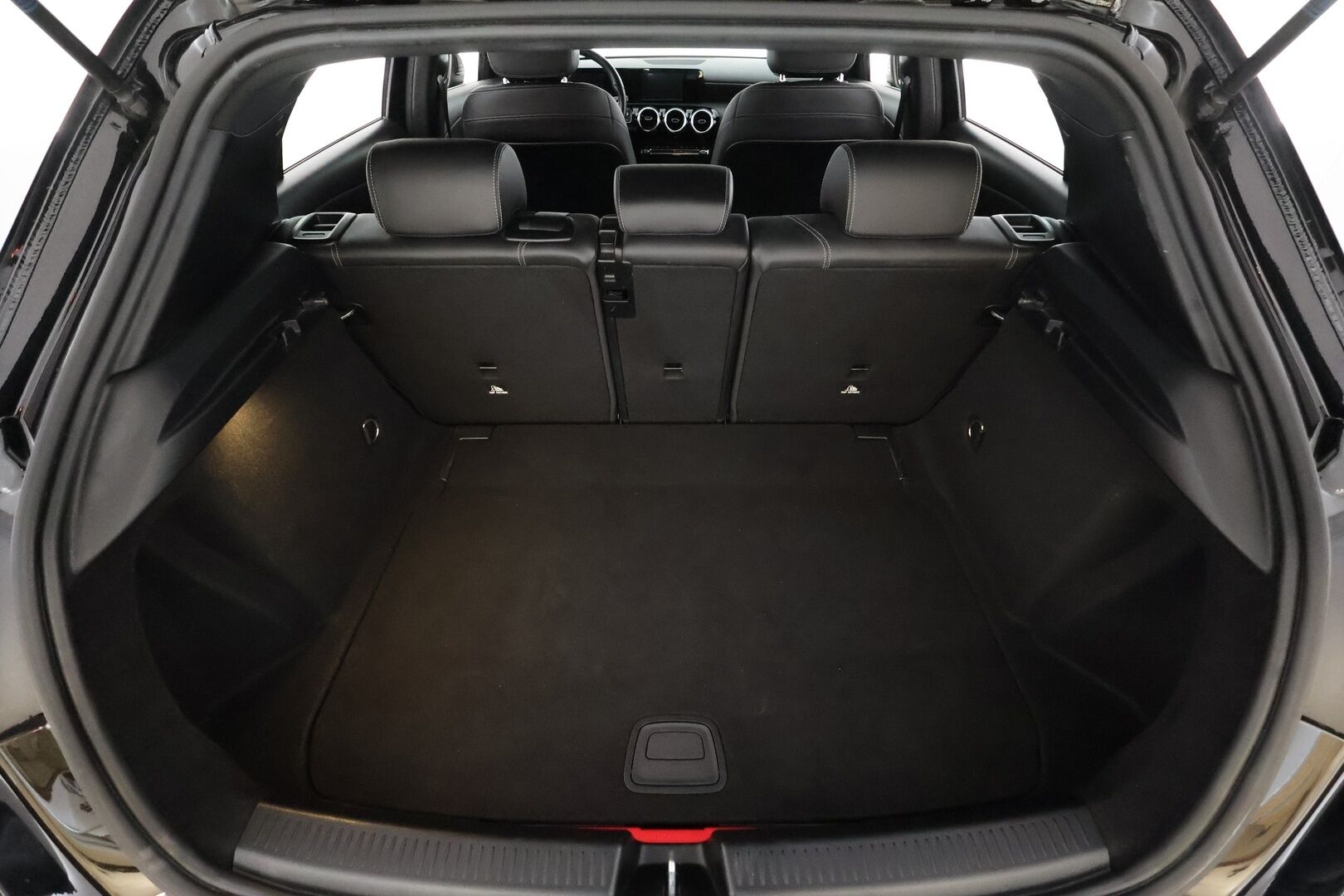 Mercedes-Benz A 2019 180 A Business Style * Suomiauto / Webasto / LED High Perf / Puolinahkasisusta / Peruutuskamera / Vakkari / Apple&Android - Kahdet renkaat aluvanteilla