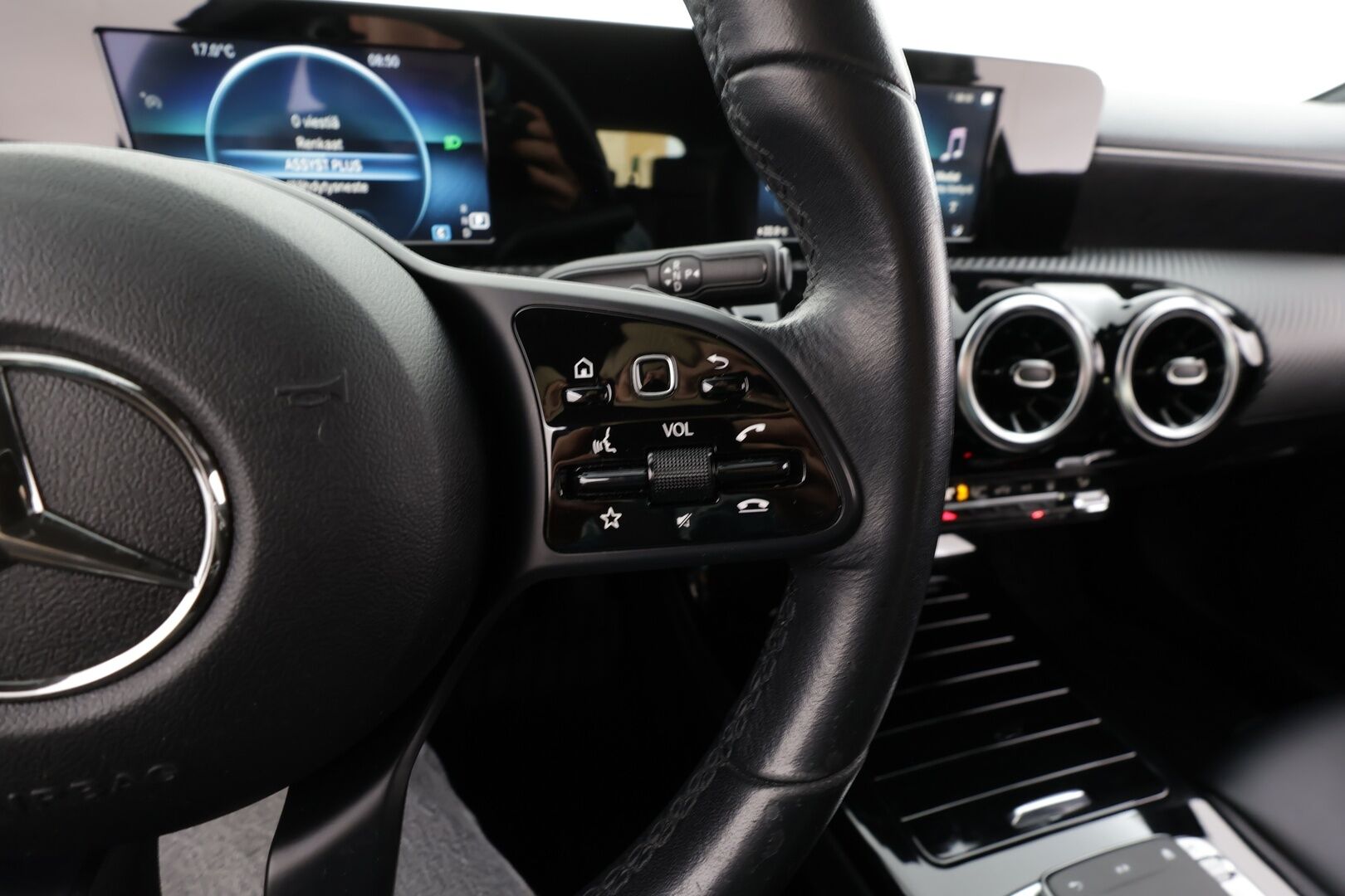 Mercedes-Benz A 2019 180 A Business Style * Suomi-auto / Webasto / Vakkari / P.kamera / LED / Puolinahat / Apple&Android * - Kahdet renkaat aluvanteilla - HULLU BLACKWEEK KORKOTARJOUS 2,49%