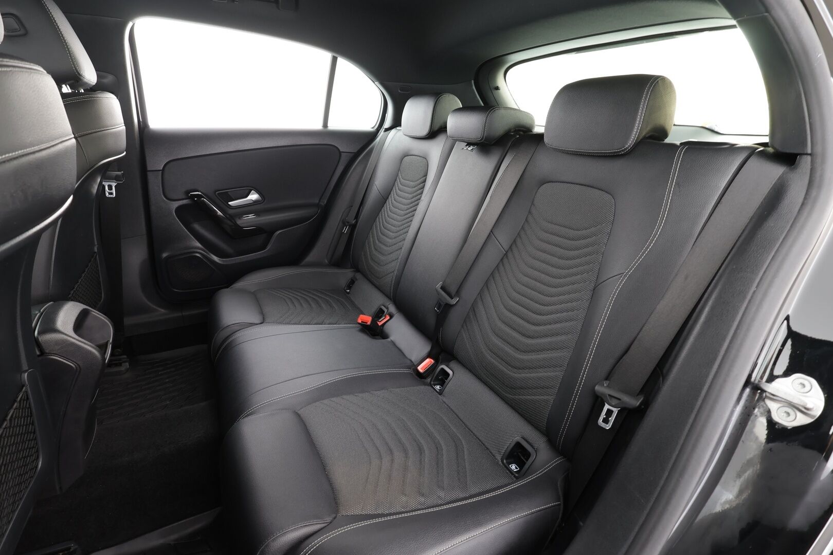 Mercedes-Benz A 2019 180 A Business Style * Suomiauto / Webasto / LED High Perf / Puolinahkasisusta / Peruutuskamera / Vakkari / Apple&Android - Kahdet renkaat aluvanteilla