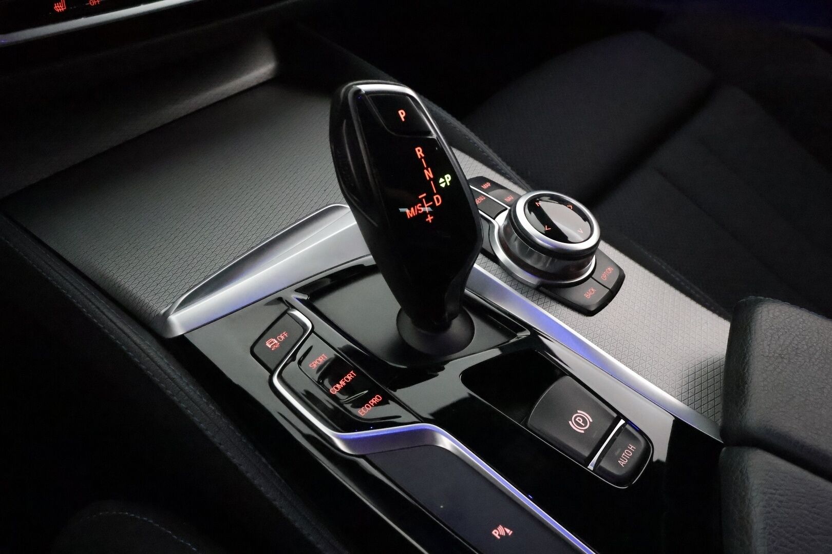 BMW 520 2018 G31 Touring A xDrive Business M Sport **Vakkari / P.kamera / Webasto / Koukku / Hifit / Sporttipenkit** - Kahdet renkaat aluvanteilla / Kangas-Alcantara 