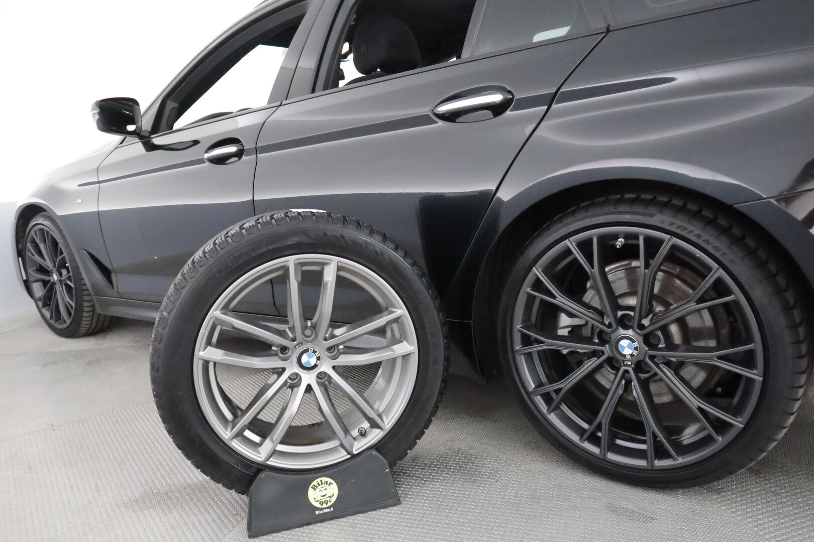 BMW 520 2018 G31 Touring A xDrive Business M Sport **Vakkari / P.kamera / Webasto / Koukku / Hifit / Sporttipenkit** - Kahdet renkaat aluvanteilla / Kangas-Alcantara 