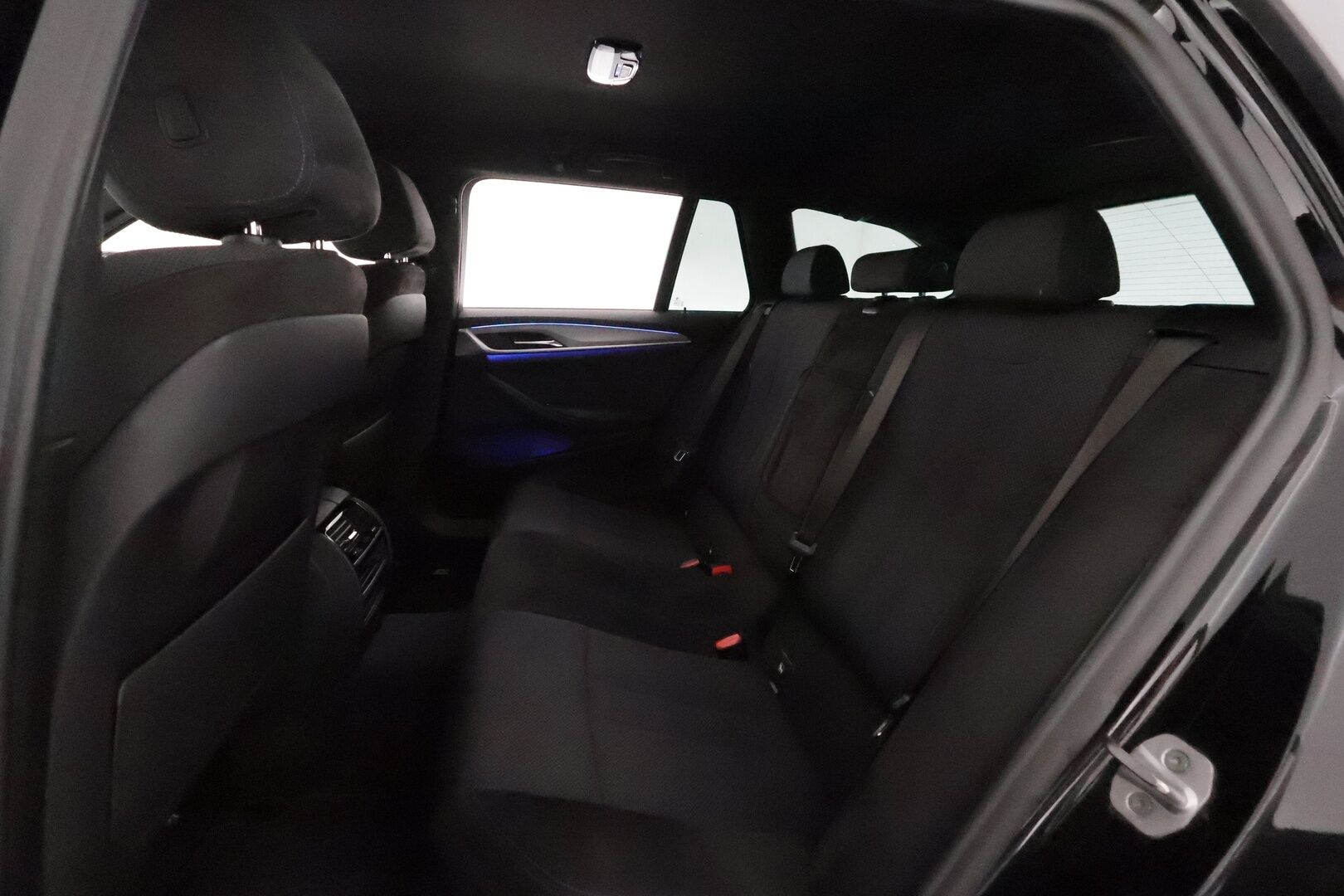 BMW 520 2018 G31 Touring A xDrive Business M Sport **Vakkari / P.kamera / Webasto / Koukku / Hifit / Sporttipenkit** - Kahdet renkaat aluvanteilla / Kangas-Alcantara 