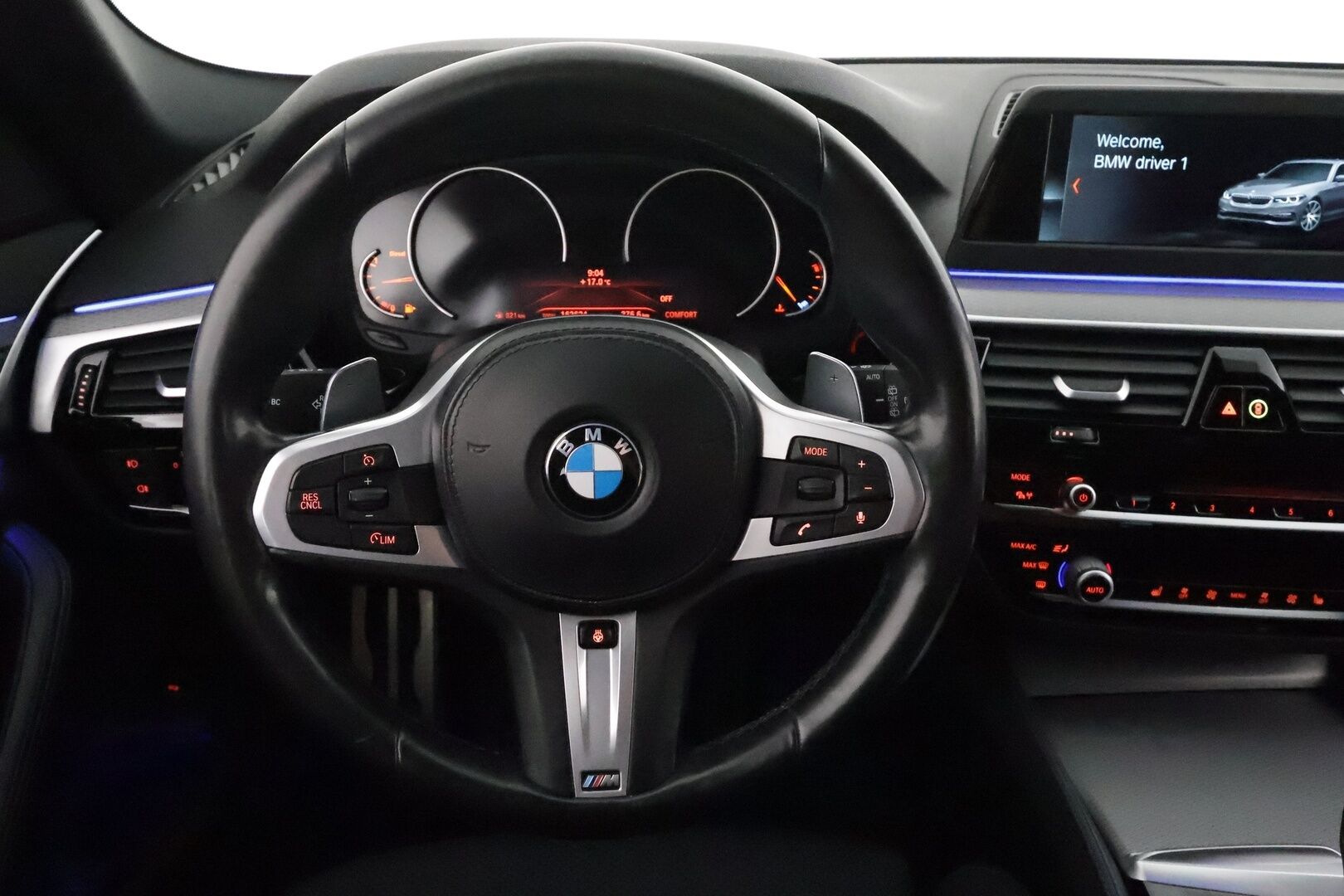 BMW 520 2018 G31 Touring A xDrive Business M Sport **Vakkari / P.kamera / Webasto / Koukku / Hifit / Sporttipenkit** - Kahdet renkaat aluvanteilla / Kangas-Alcantara 