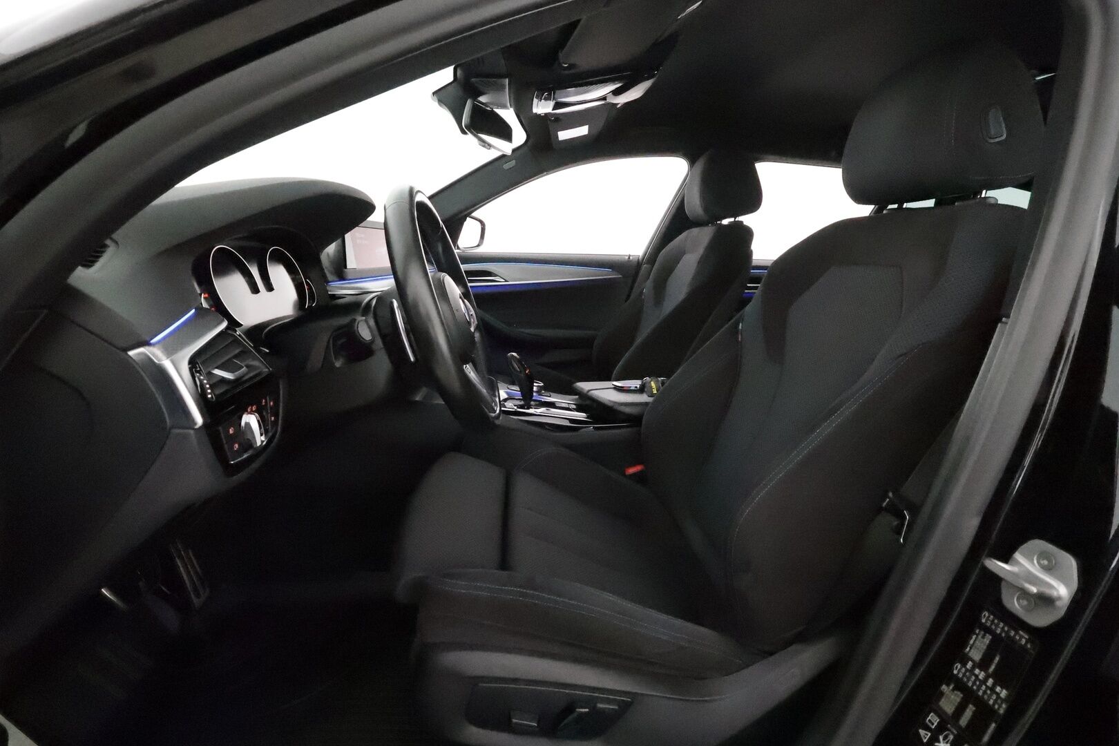 BMW 520 2018 G31 Touring A xDrive Business M Sport **Vakkari / P.kamera / Webasto / Koukku / Hifit / Sporttipenkit** - Kahdet renkaat aluvanteilla / Kangas-Alcantara 