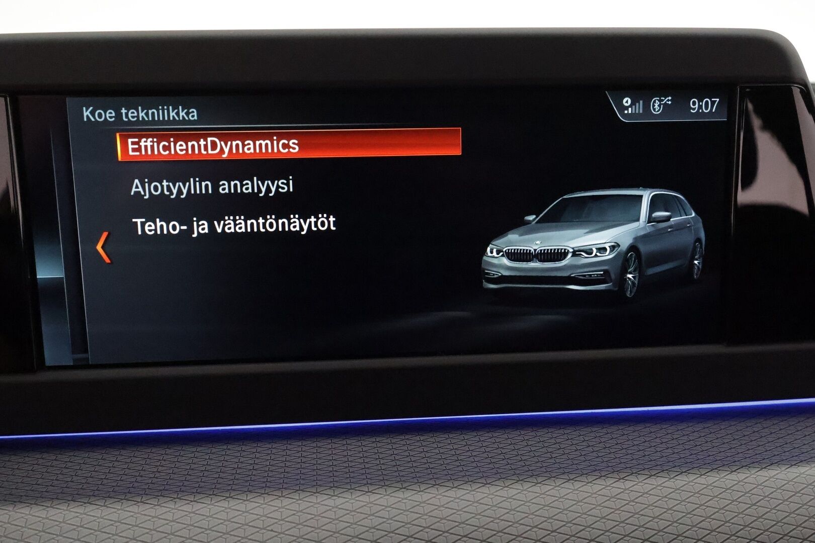 BMW 520 2018 G31 Touring A xDrive Business M Sport **Vakkari / P.kamera / Webasto / Koukku / Hifit / Sporttipenkit** - Kahdet renkaat aluvanteilla / Kangas-Alcantara 