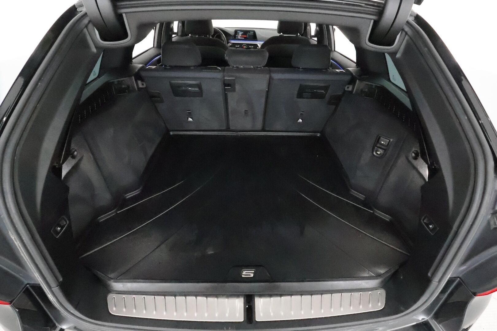 BMW 520 2018 G31 Touring A xDrive Business M Sport **Vakkari / P.kamera / Webasto / Koukku / Hifit / Sporttipenkit** - Kahdet renkaat aluvanteilla / Kangas-Alcantara 