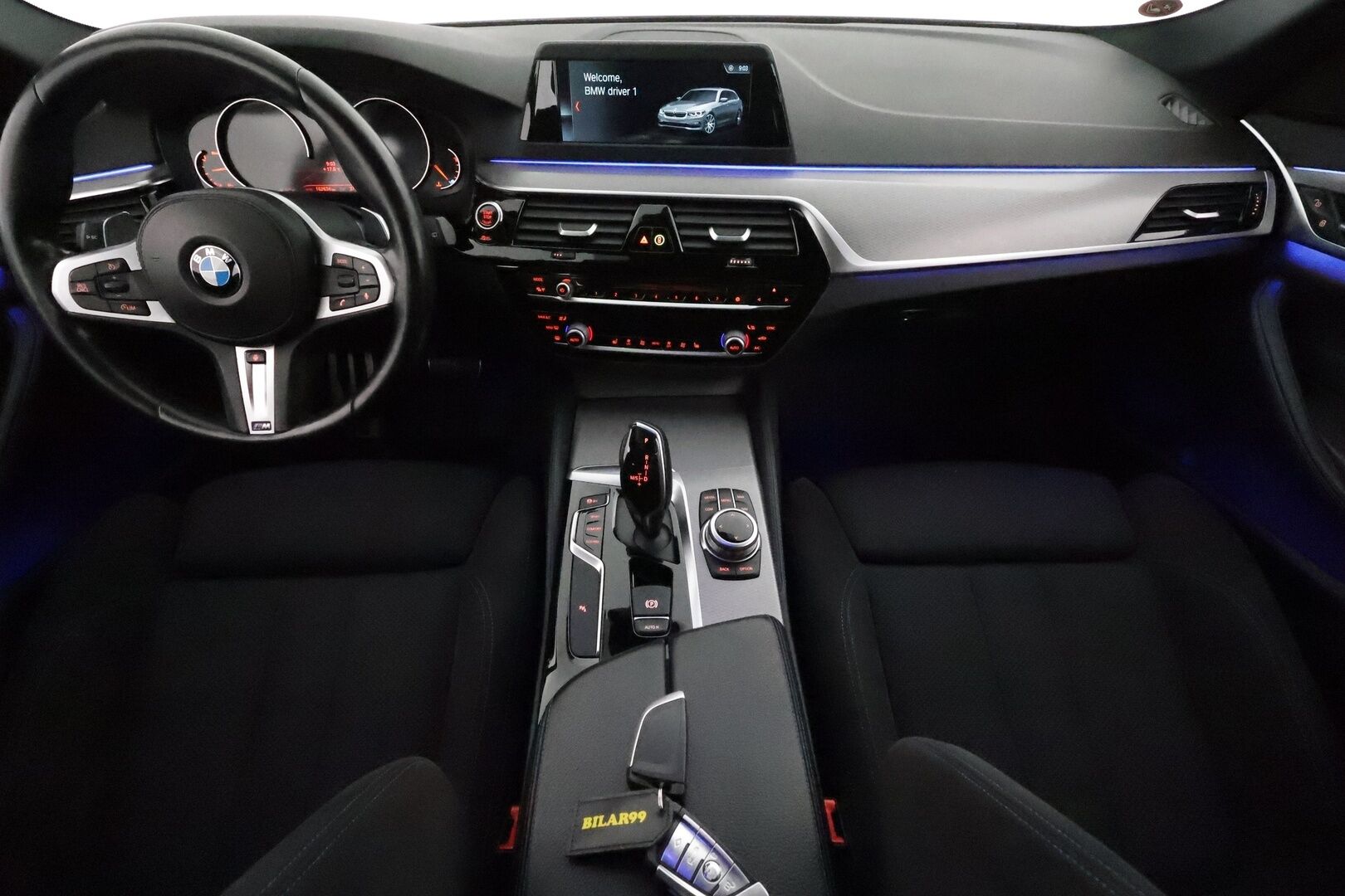 BMW 520 2018 G31 Touring A xDrive Business M Sport **Vakkari / P.kamera / Webasto / Koukku / Hifit / Sporttipenkit** - Kahdet renkaat aluvanteilla / Kangas-Alcantara 
