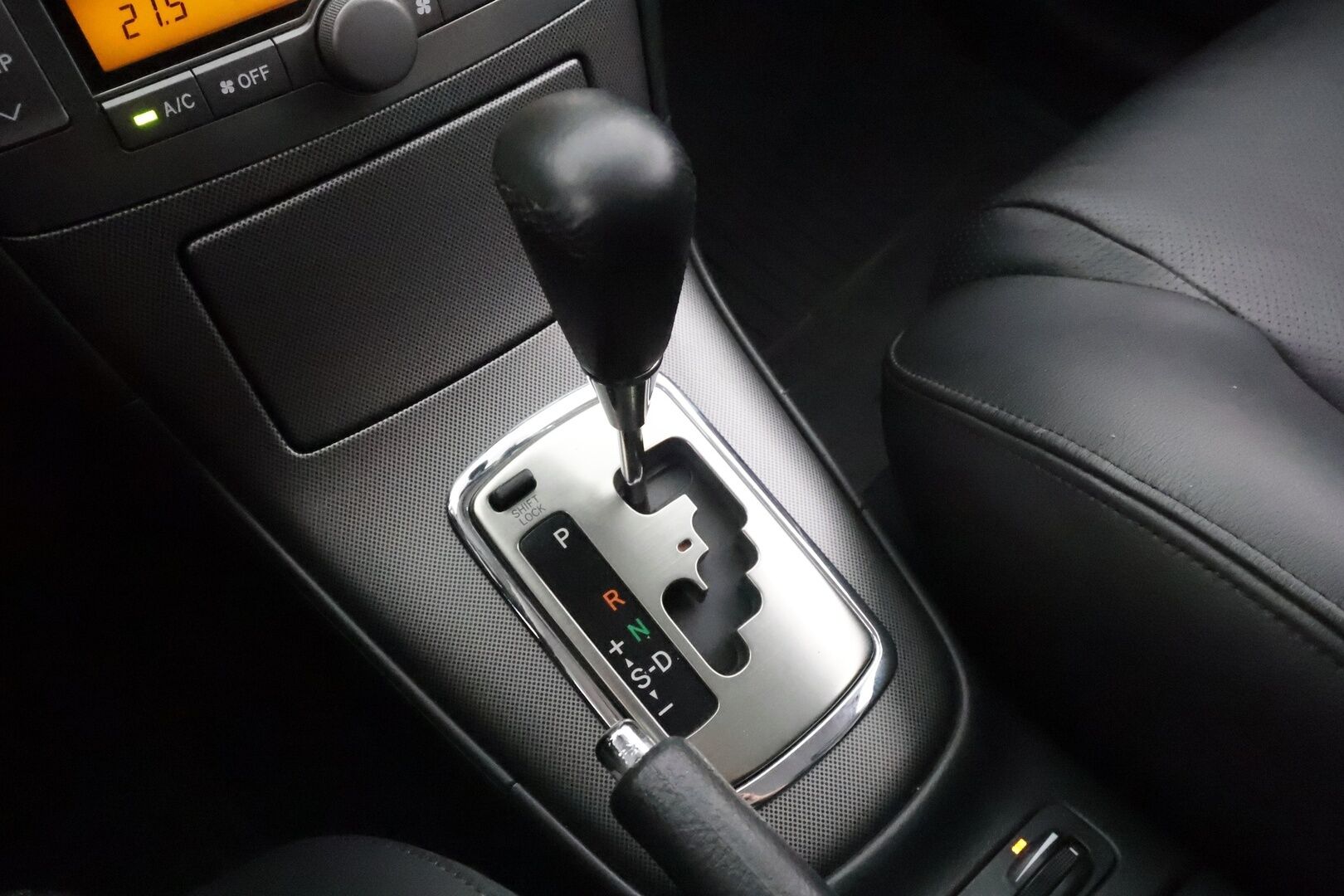 Toyota Avensis 2006 2,4 VVT-i Linea Sol Elegant 4d aut - | Merkkihuollot | Nahkaverhoilu | Sähköpenkit | Xenon | Lohko+sisähaara | Vakkari | Aut. ilmastointi | 2x renkaat aluvantein |