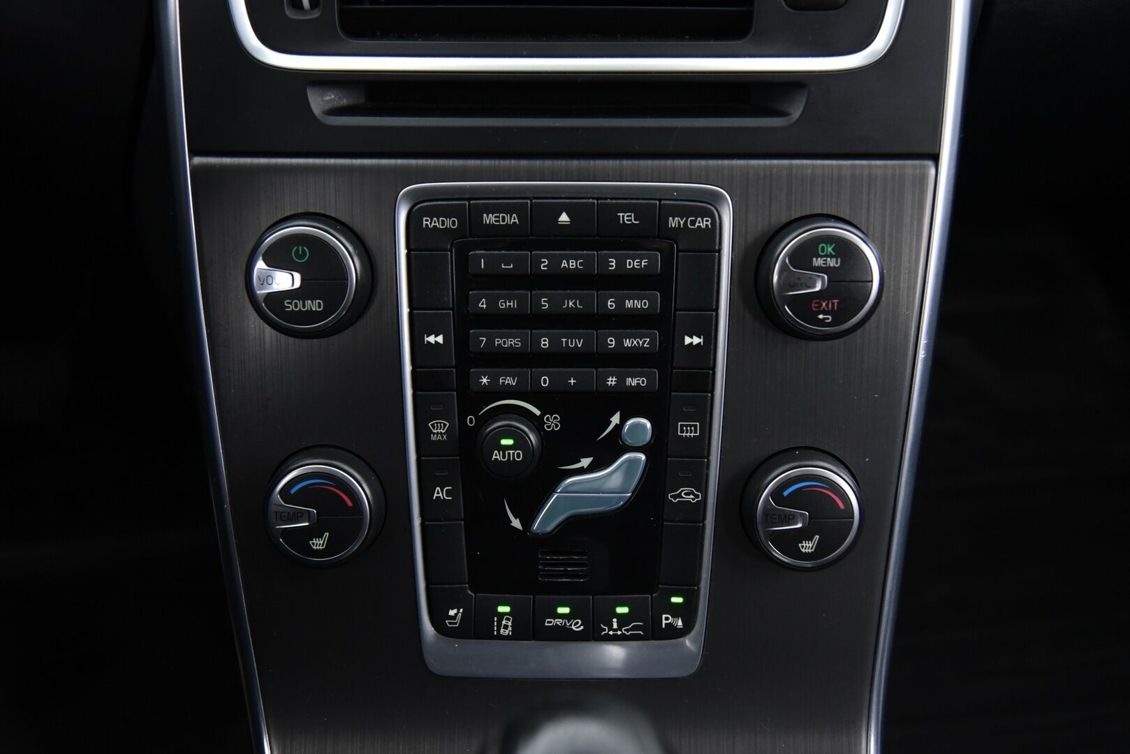Volvo V60 2011 V60 Farmari 2,4 (AC) D5 Summum aut / Adapt. vak / Vetokoukku / Muistipenkki / YritysOutlet - Myydään vain yrityksille - HUIPPUVARUSTELTU HUIPPUHINTAAN!  Tämä auto myydään YritysOutlet -valikoimasta vain yritykselle