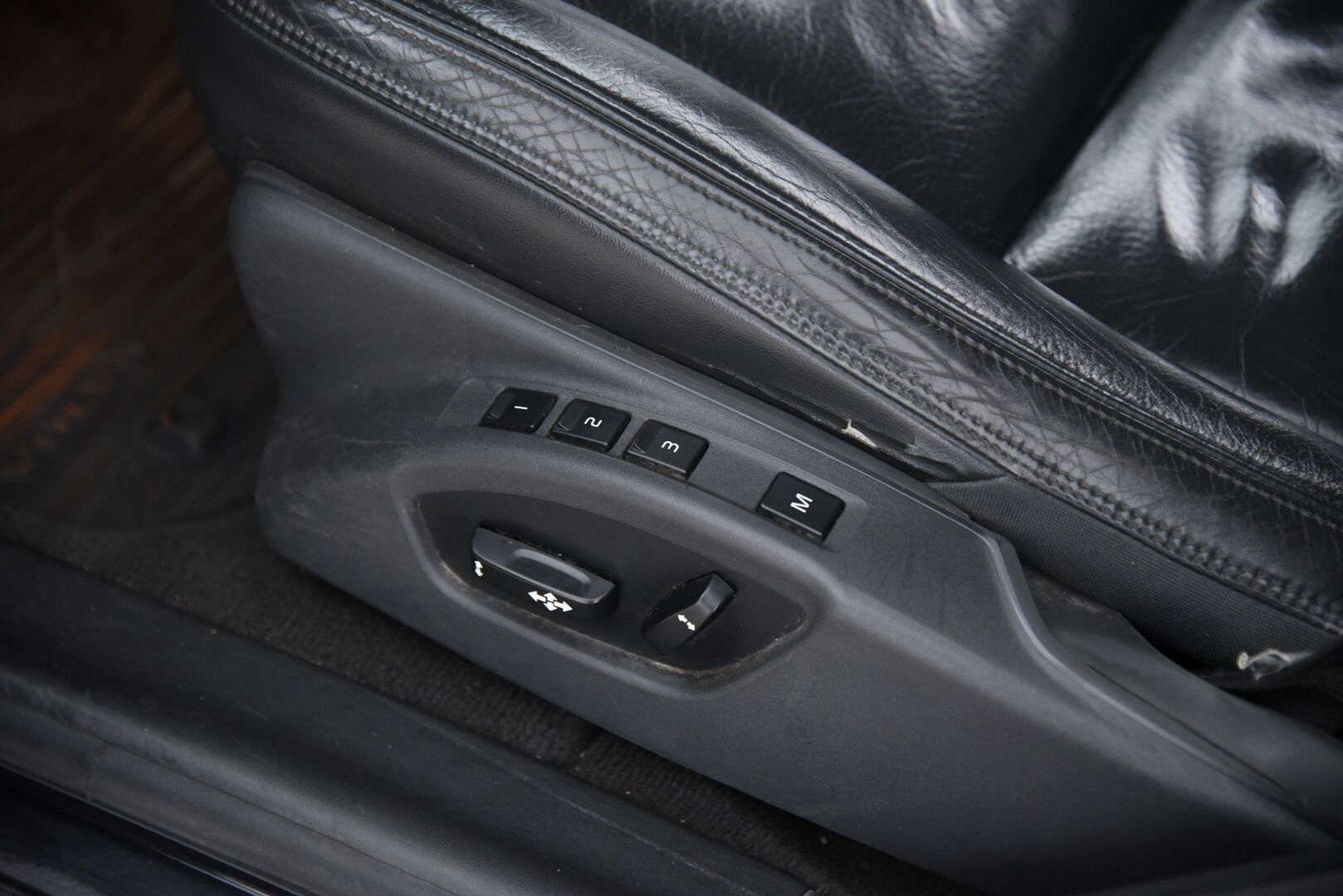 Volvo V60 2011 V60 Farmari 2,4 (AC) D5 Summum aut / Adapt. vak / Vetokoukku / Muistipenkki / YritysOutlet - Myydään vain yrityksille - HUIPPUVARUSTELTU HUIPPUHINTAAN!  Tämä auto myydään YritysOutlet -valikoimasta vain yritykselle