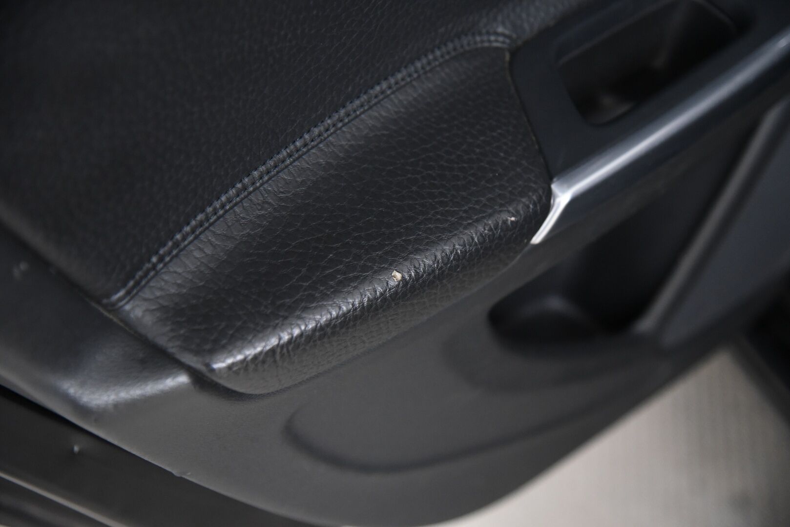 Volvo V60 2011 V60 Farmari 2,4 (AC) D5 Summum aut / Adapt. vak / Vetokoukku / Muistipenkki / YritysOutlet - Myydään vain yrityksille - HUIPPUVARUSTELTU HUIPPUHINTAAN!  Tämä auto myydään YritysOutlet -valikoimasta vain yritykselle