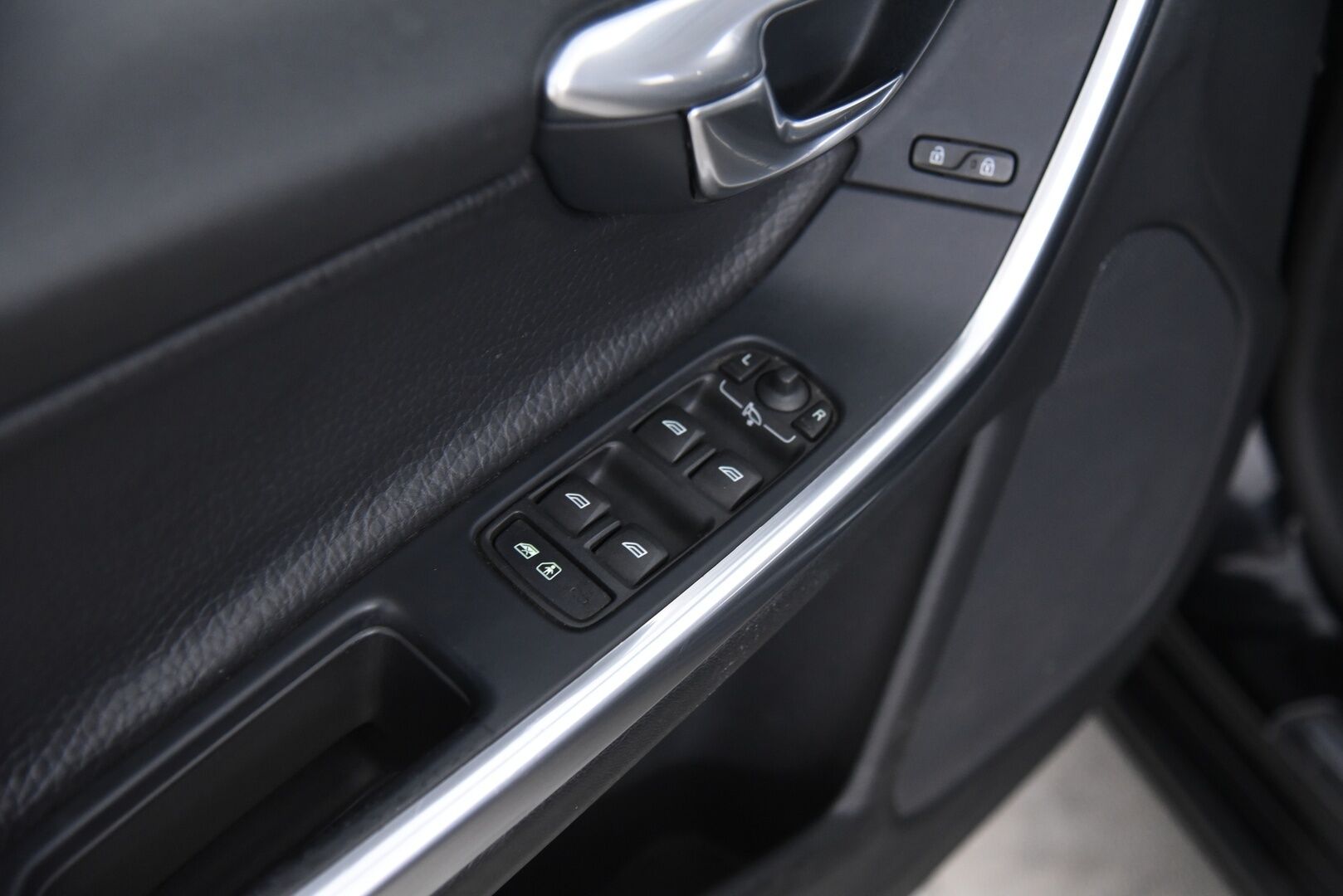 Volvo V60 2011 V60 Farmari 2,4 (AC) D5 Summum aut / Adapt. vak / Vetokoukku / Muistipenkki / YritysOutlet - Myydään vain yrityksille - HUIPPUVARUSTELTU HUIPPUHINTAAN!  Tämä auto myydään YritysOutlet -valikoimasta vain yritykselle