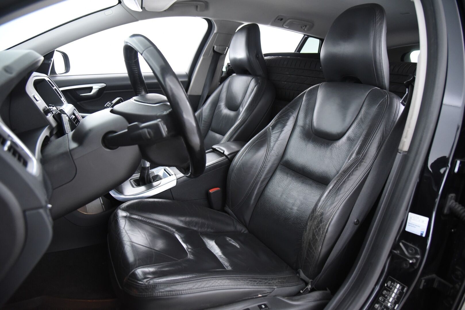 Volvo V60 2011 V60 Farmari 2,4 (AC) D5 Summum aut / Adapt. vak / Vetokoukku / Muistipenkki / YritysOutlet - Myydään vain yrityksille - HUIPPUVARUSTELTU HUIPPUHINTAAN!  Tämä auto myydään YritysOutlet -valikoimasta vain yritykselle