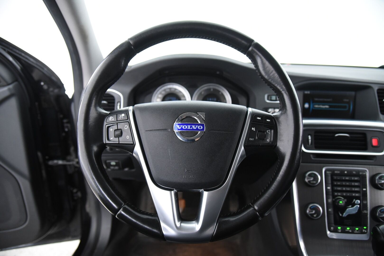 Volvo V60 2011 V60 Farmari 2,4 (AC) D5 Summum aut / Adapt. vak / Vetokoukku / Muistipenkki / YritysOutlet - Myydään vain yrityksille - HUIPPUVARUSTELTU HUIPPUHINTAAN!  Tämä auto myydään YritysOutlet -valikoimasta vain yritykselle