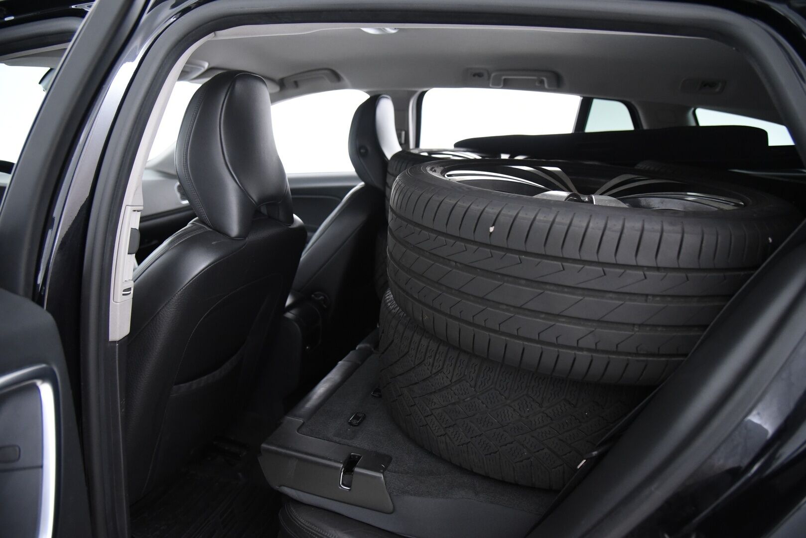 Volvo V60 2011 V60 Farmari 2,4 (AC) D5 Summum aut / Adapt. vak / Vetokoukku / Muistipenkki / YritysOutlet - Myydään vain yrityksille - HUIPPUVARUSTELTU HUIPPUHINTAAN!  Tämä auto myydään YritysOutlet -valikoimasta vain yritykselle