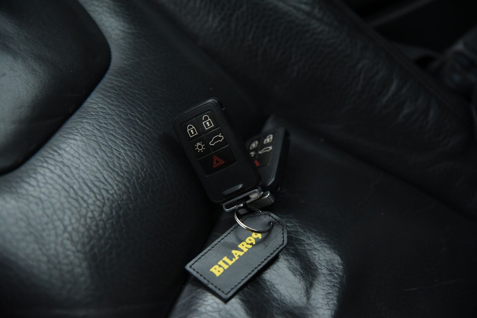 Volvo V60 2011 V60 Farmari 2,4 (AC) D5 Summum aut / Adapt. vak / Vetokoukku / Muistipenkki / YritysOutlet - Myydään vain yrityksille - HUIPPUVARUSTELTU HUIPPUHINTAAN!  Tämä auto myydään YritysOutlet -valikoimasta vain yritykselle
