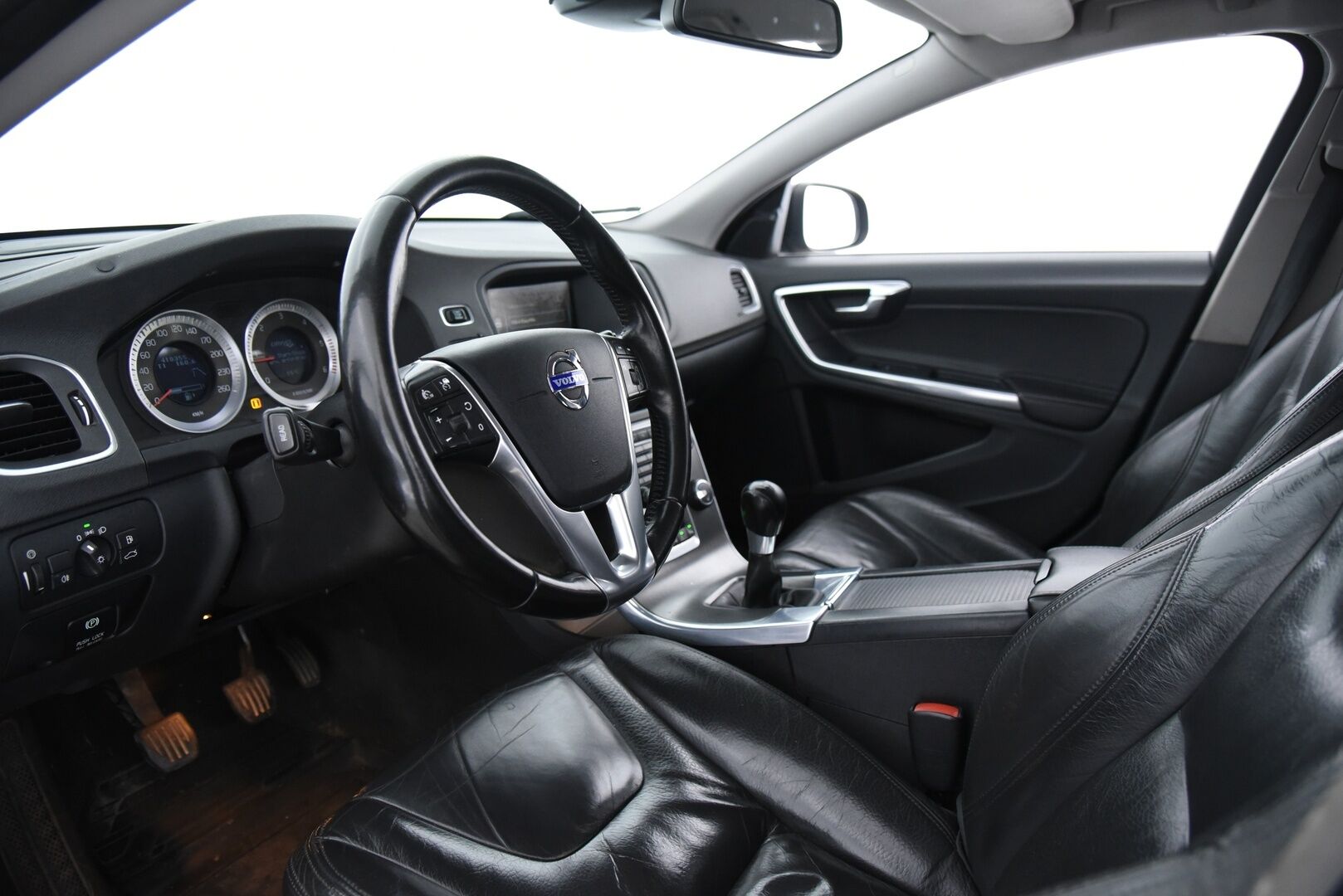 Volvo V60 2011 V60 Farmari 2,4 (AC) D5 Summum aut / Adapt. vak / Vetokoukku / Muistipenkki / YritysOutlet - Myydään vain yrityksille - HUIPPUVARUSTELTU HUIPPUHINTAAN!  Tämä auto myydään YritysOutlet -valikoimasta vain yritykselle